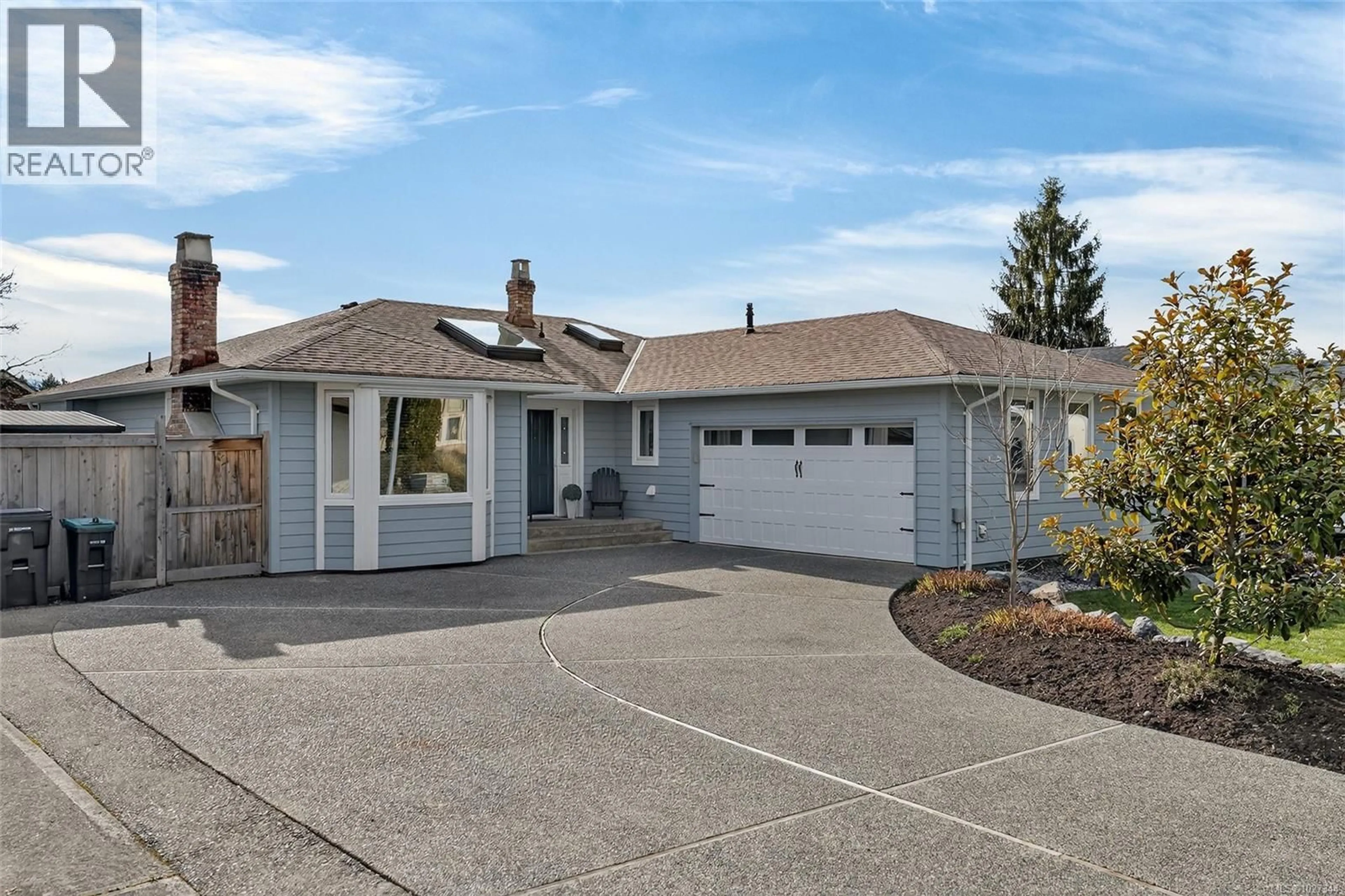 Home with vinyl exterior material, street for 542 PANORAMA PLACE, Parksville British Columbia V9P1A2