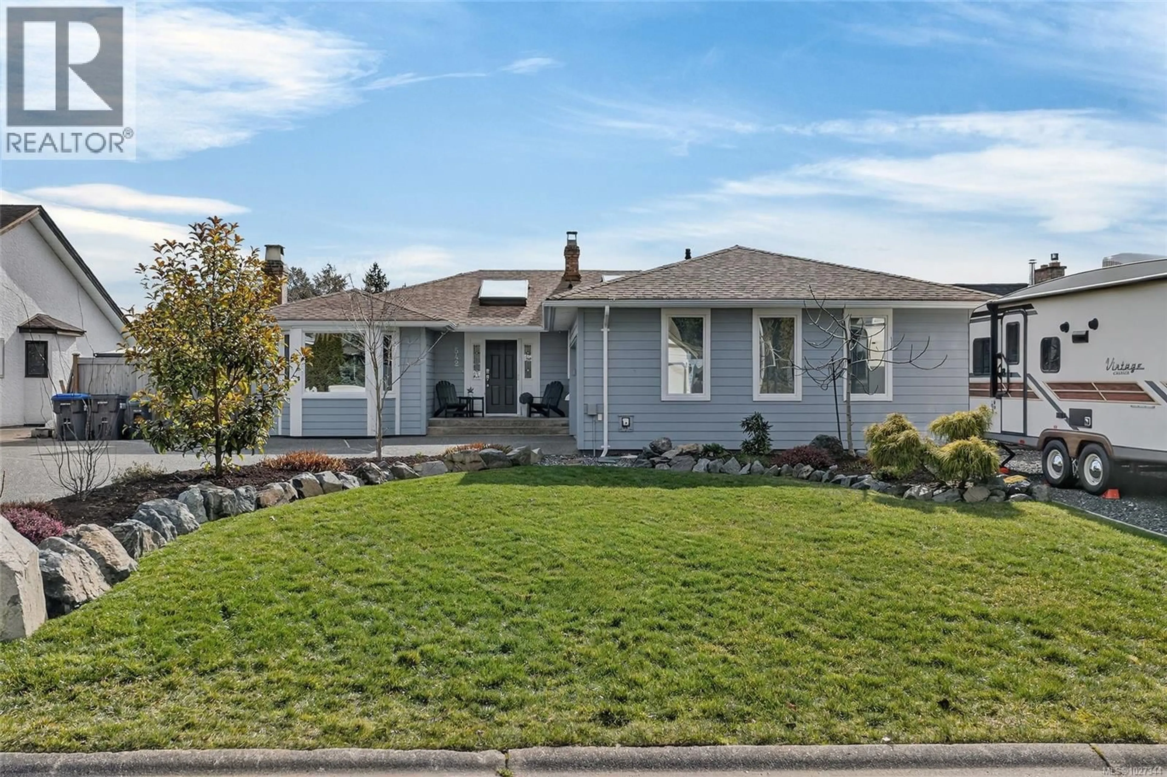 Home with vinyl exterior material, street for 542 PANORAMA PLACE, Parksville British Columbia V9P1A2