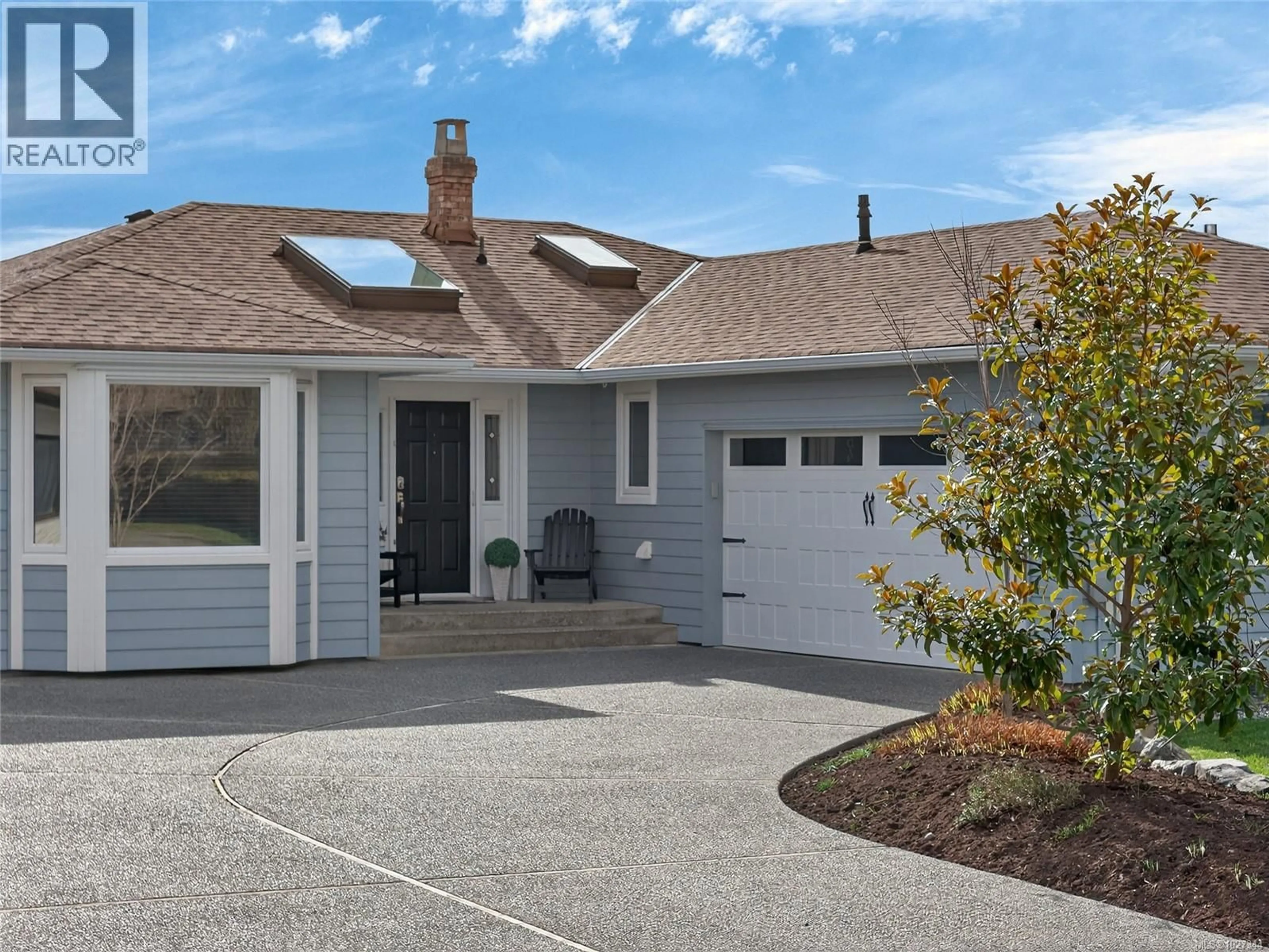 Home with vinyl exterior material, street for 542 PANORAMA PLACE, Parksville British Columbia V9P1A2