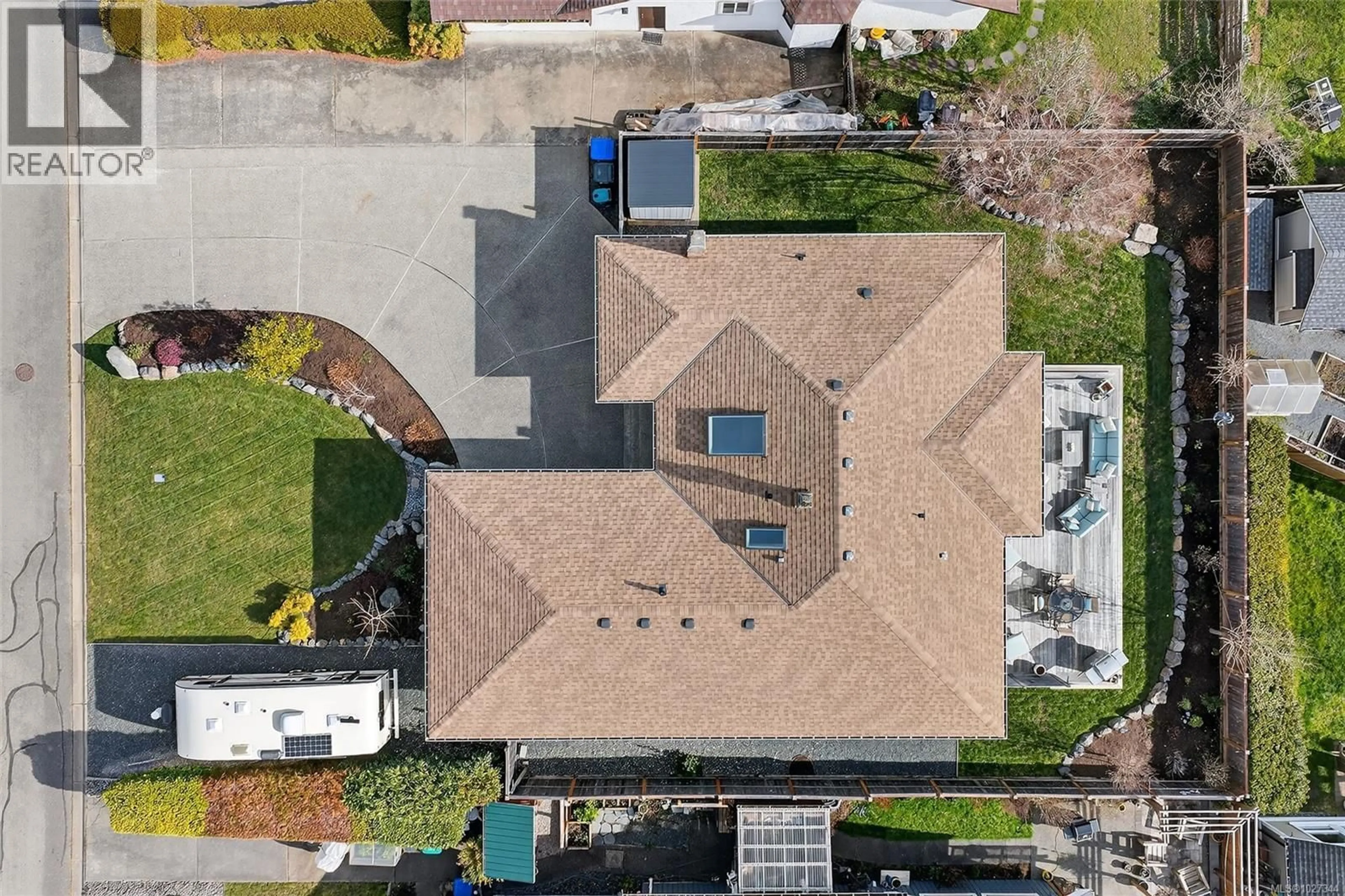 A pic from outside/outdoor area/front of a property/back of a property/a pic from drone, street for 542 PANORAMA PLACE, Parksville British Columbia V9P1A2