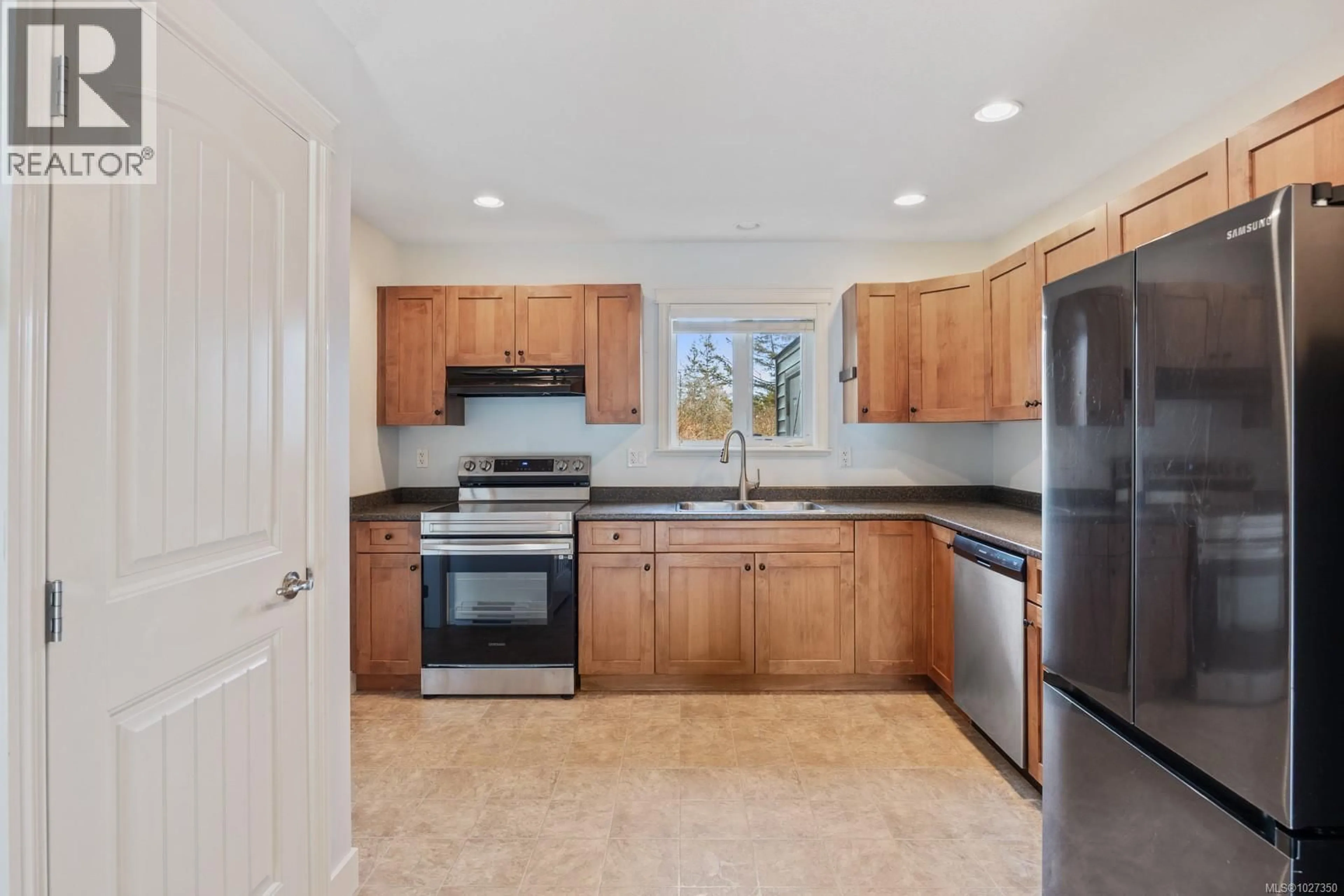 Standard kitchen, ceramic/tile floor for 110 - 1500 CUMBERLAND ROAD, Courtenay British Columbia V9N2E9