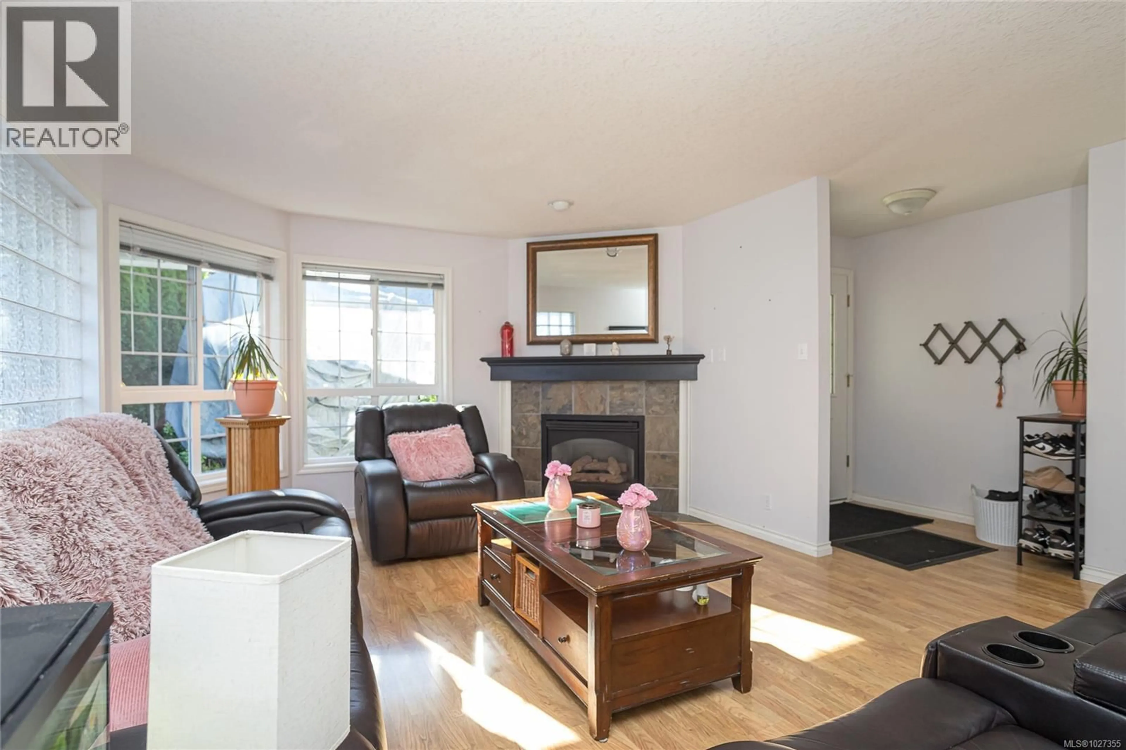 Living room with furniture, wood/laminate floor for 5667 CARRINGTON ROAD, Nanaimo British Columbia V9T6C3