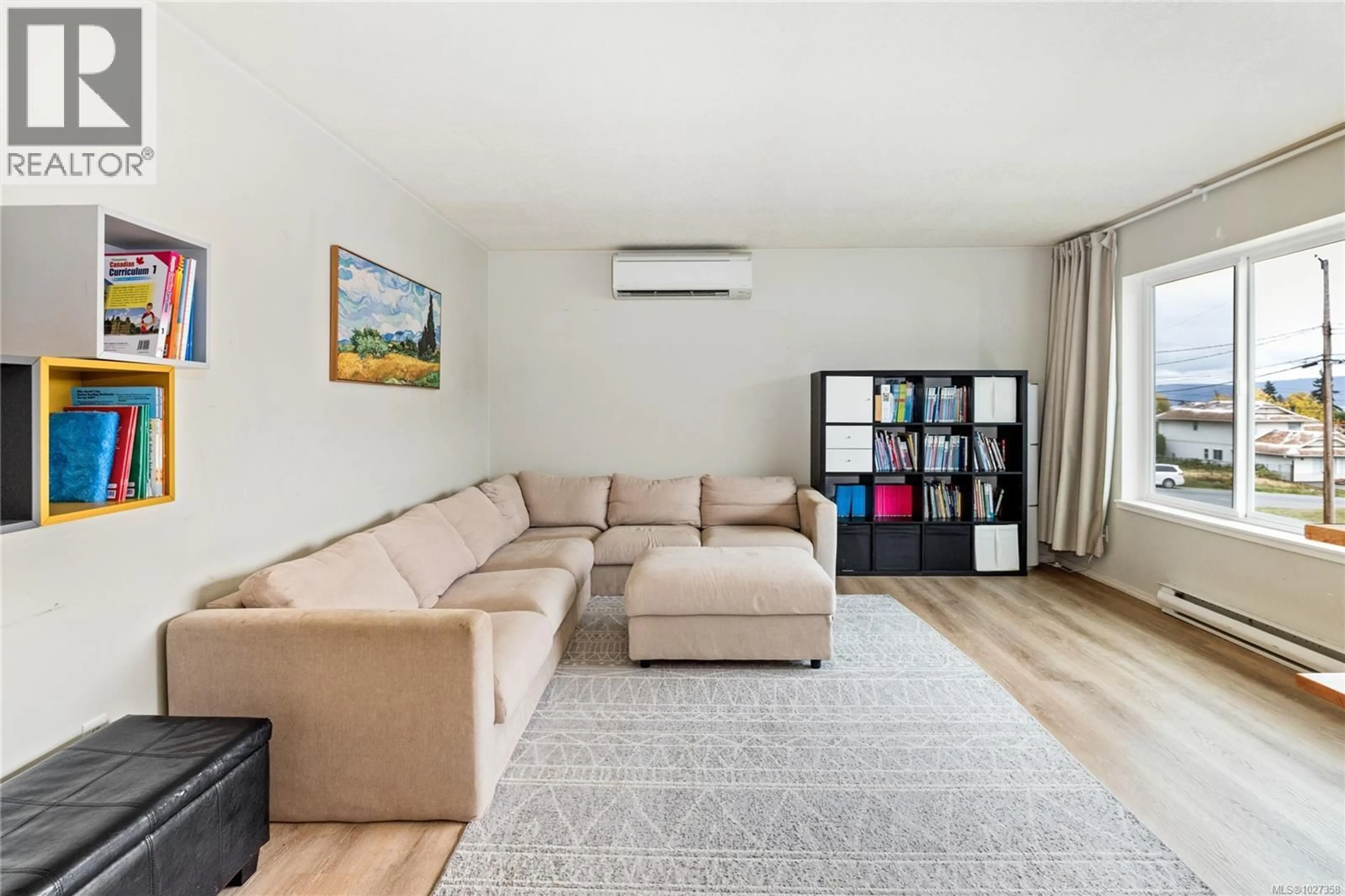 Living room with furniture, unknown for 1541 MORGAN STREET, Crofton British Columbia V0R1R0