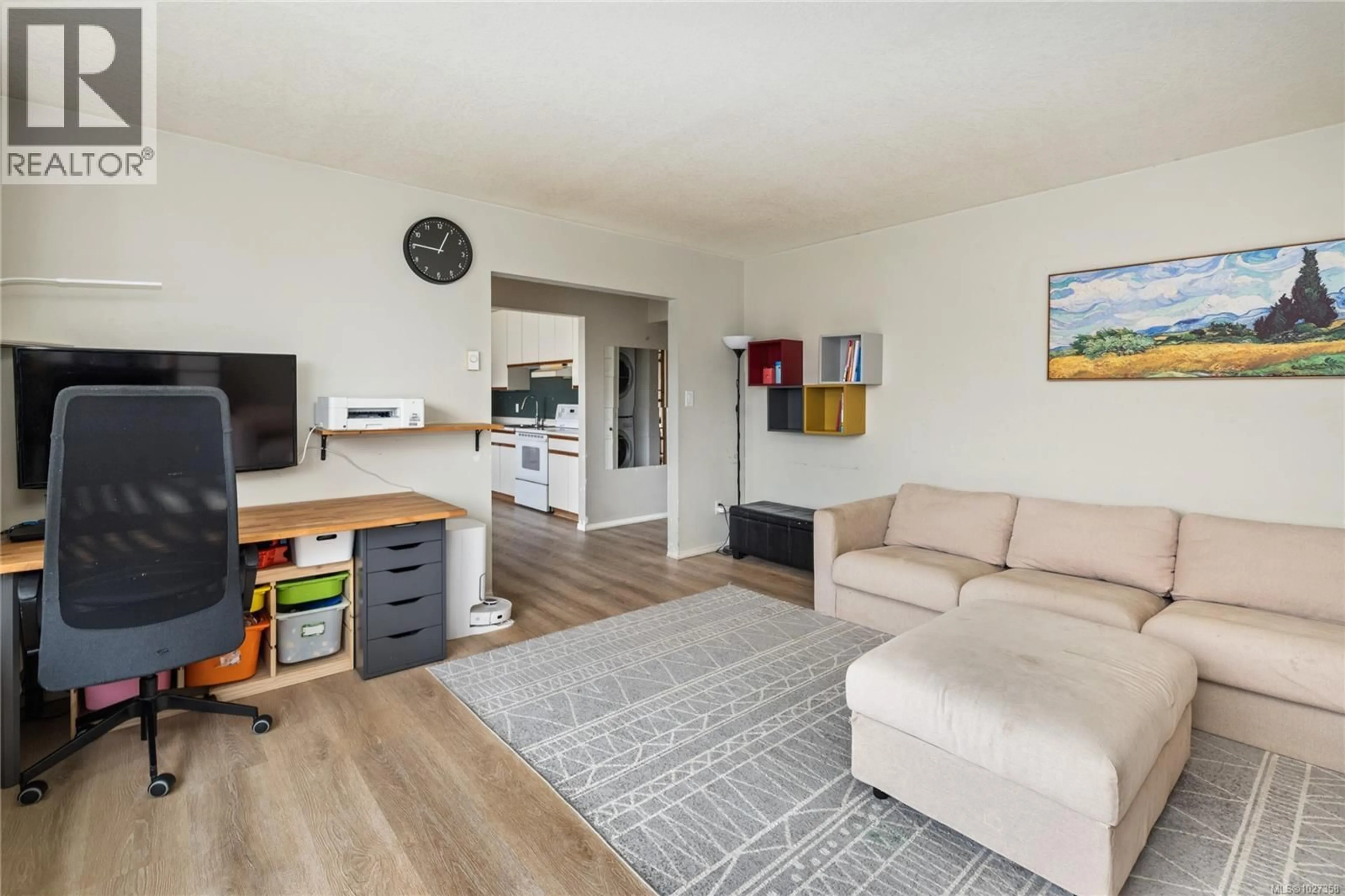 Living room with furniture, wood/laminate floor for 1541 MORGAN STREET, Crofton British Columbia V0R1R0
