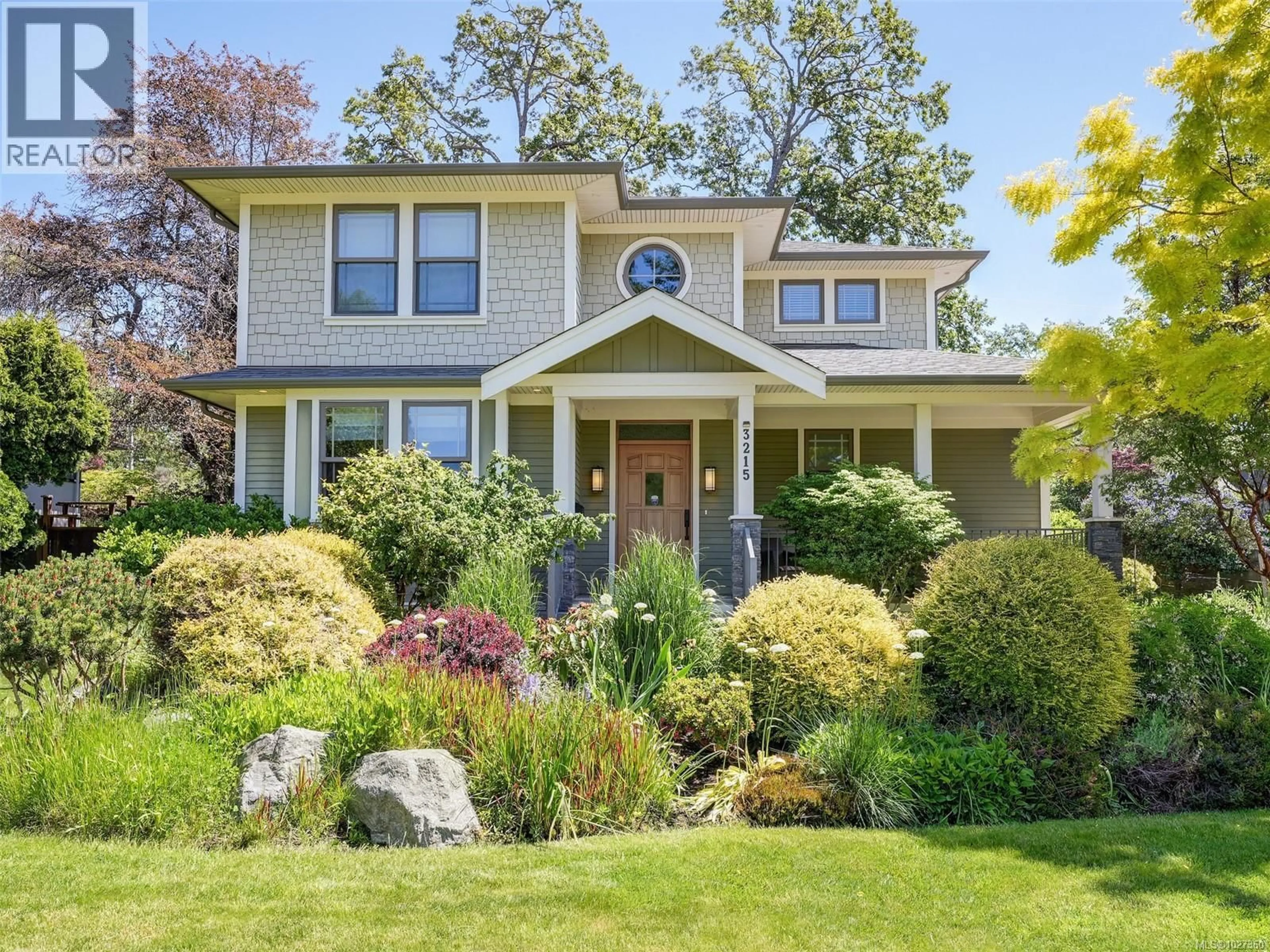 Home with vinyl exterior material, street for 3215 HENDERSON ROAD, Oak Bay British Columbia V8P5A3