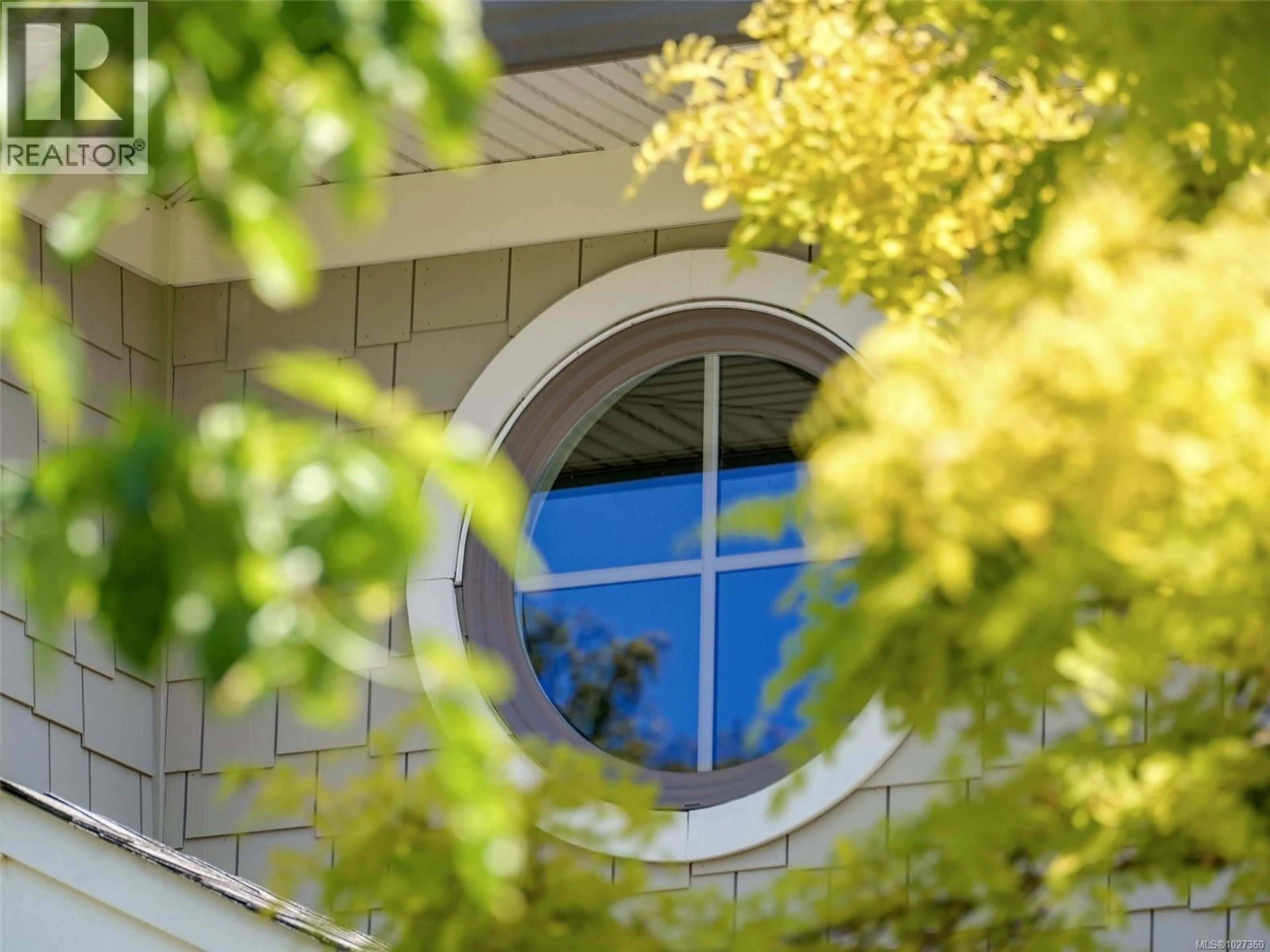 Home with vinyl exterior material, unknown for 3215 HENDERSON ROAD, Oak Bay British Columbia V8P5A3