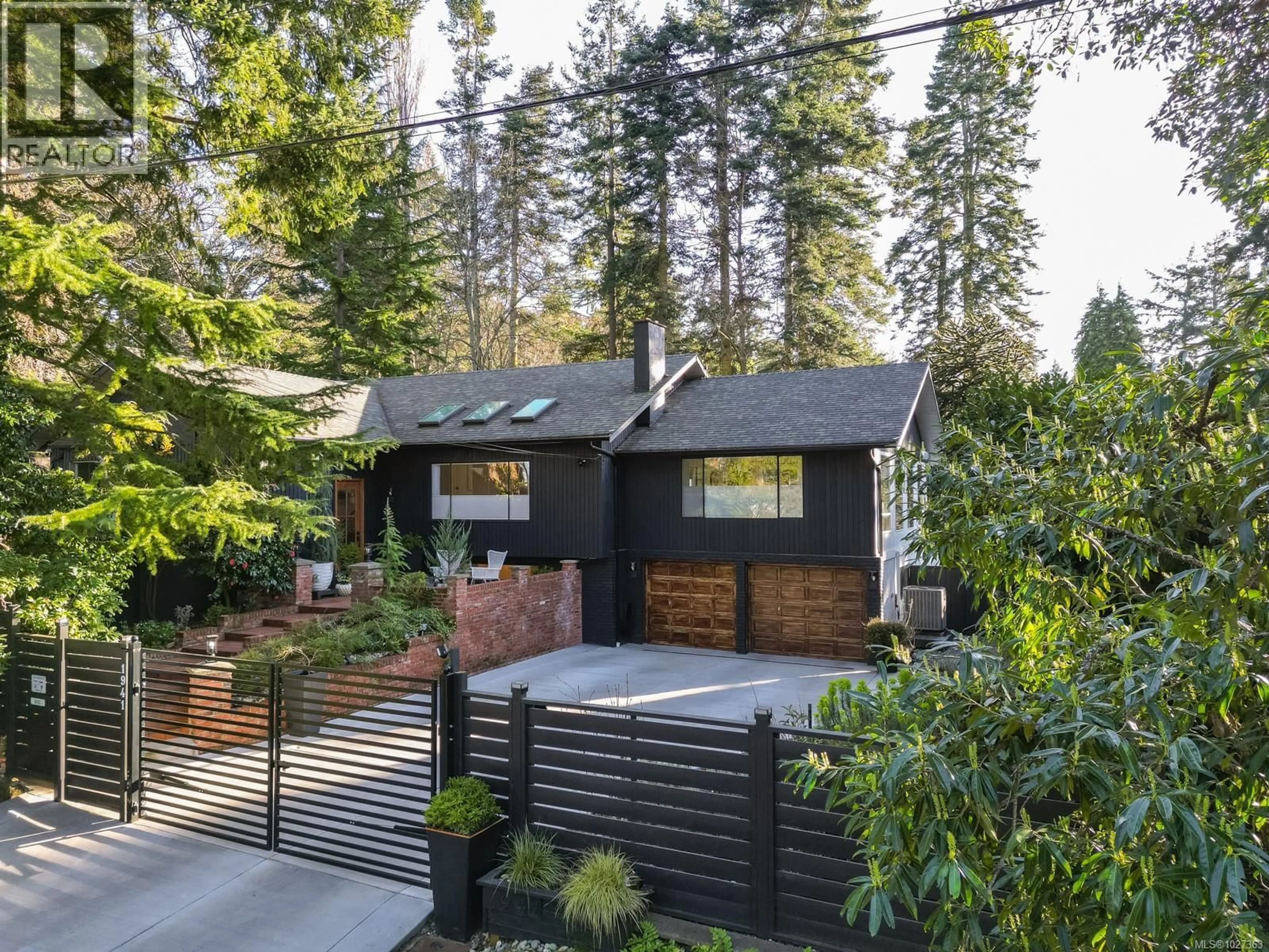 Home with brick exterior material, unknown for 1941 APPLETON PLACE, Saanich British Columbia V8N3A3