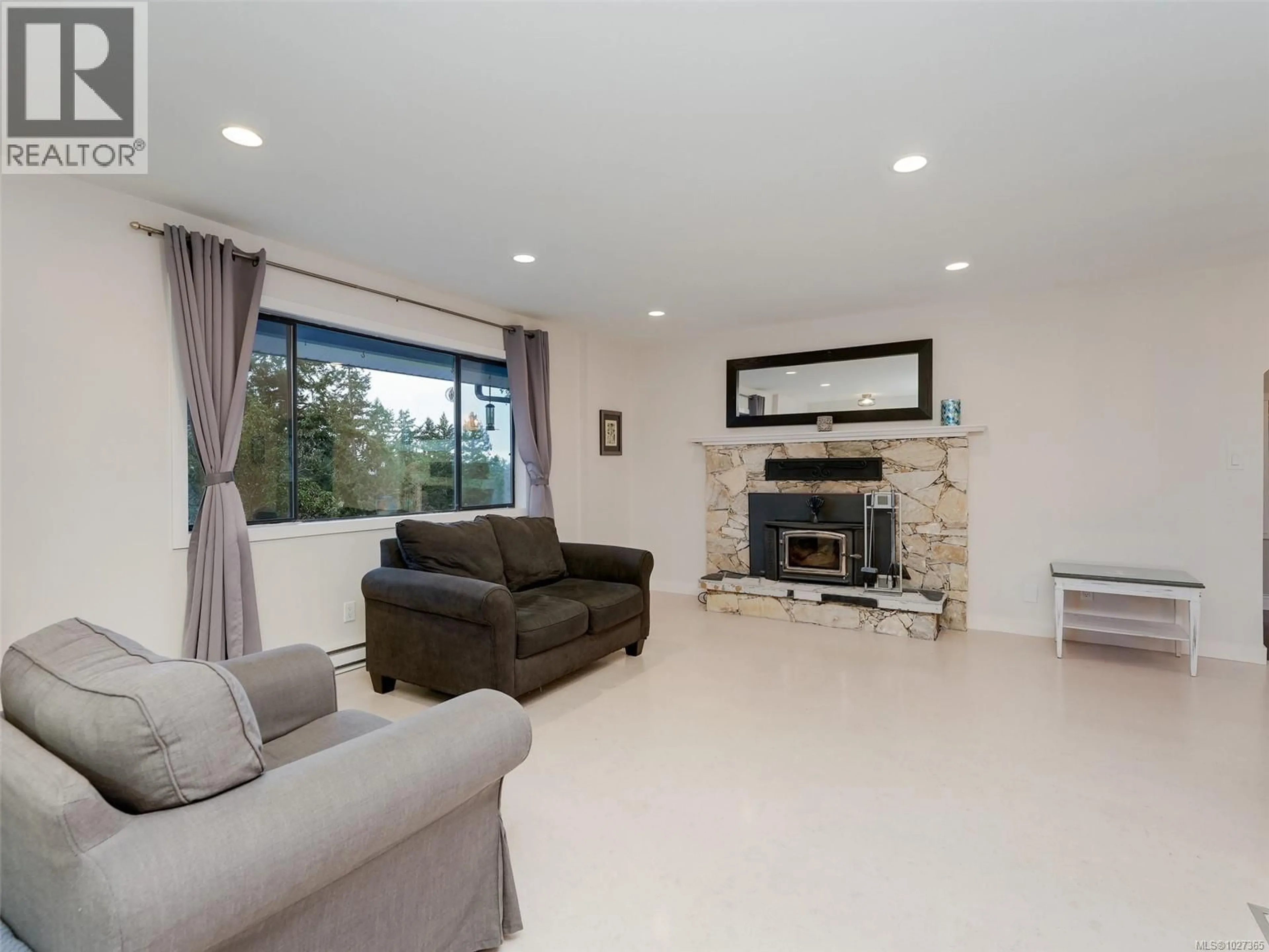 Living room with furniture, unknown for 905 GADE ROAD, Langford British Columbia V9B4Z6