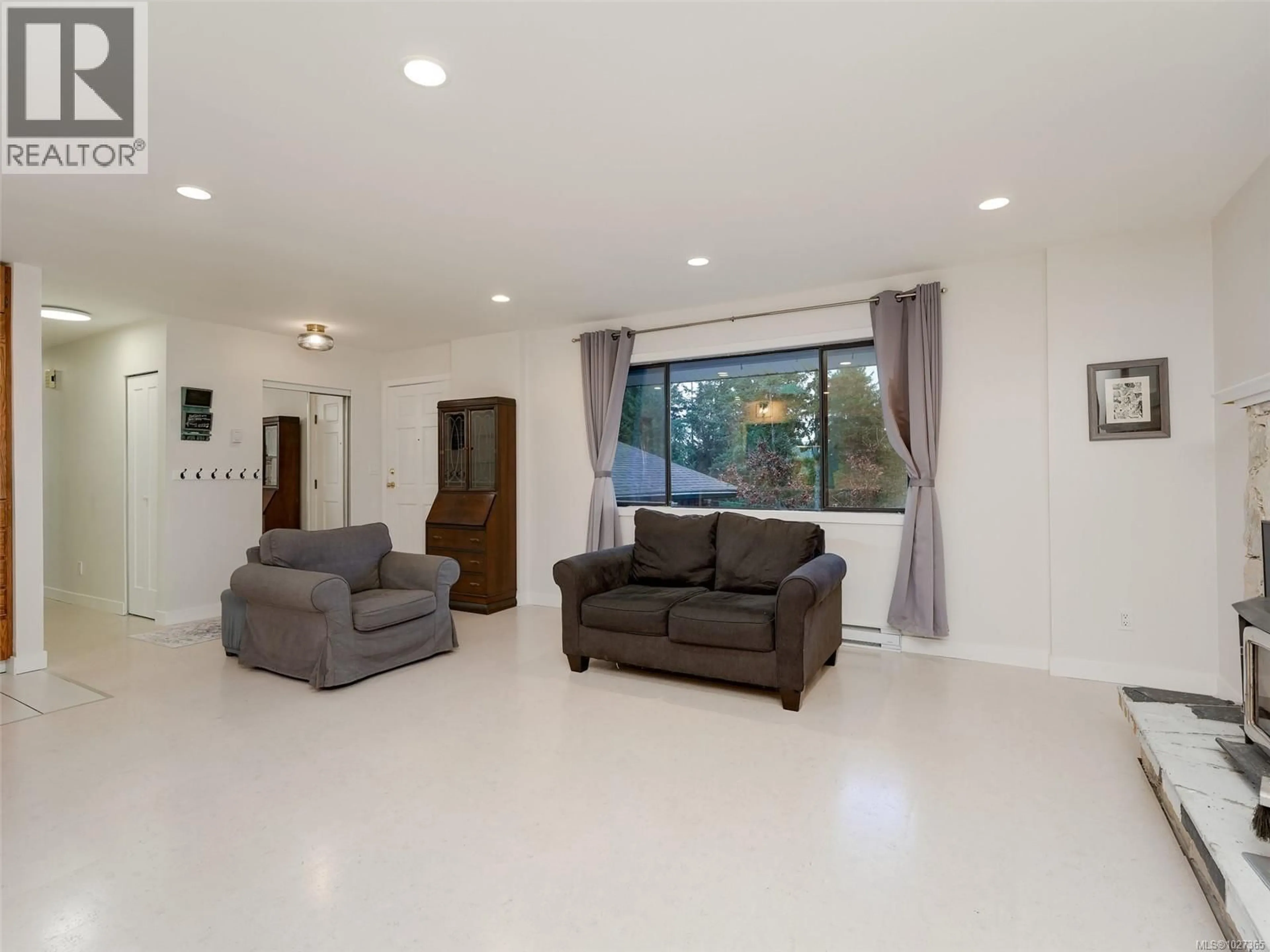 Living room with furniture, ceramic/tile floor for 905 GADE ROAD, Langford British Columbia V9B4Z6