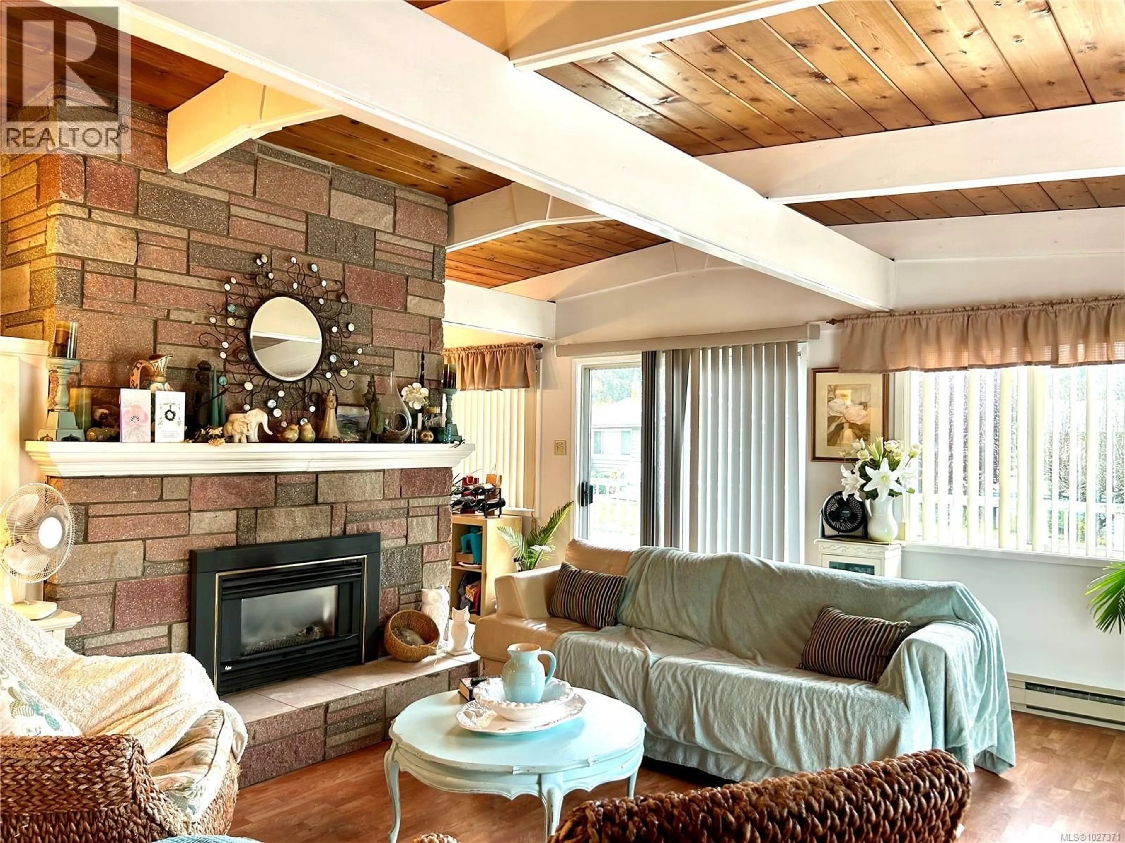 Living room with furniture, wood/laminate floor for 409 ARBUTUS AVENUE WEST, Duncan British Columbia V9L1J1