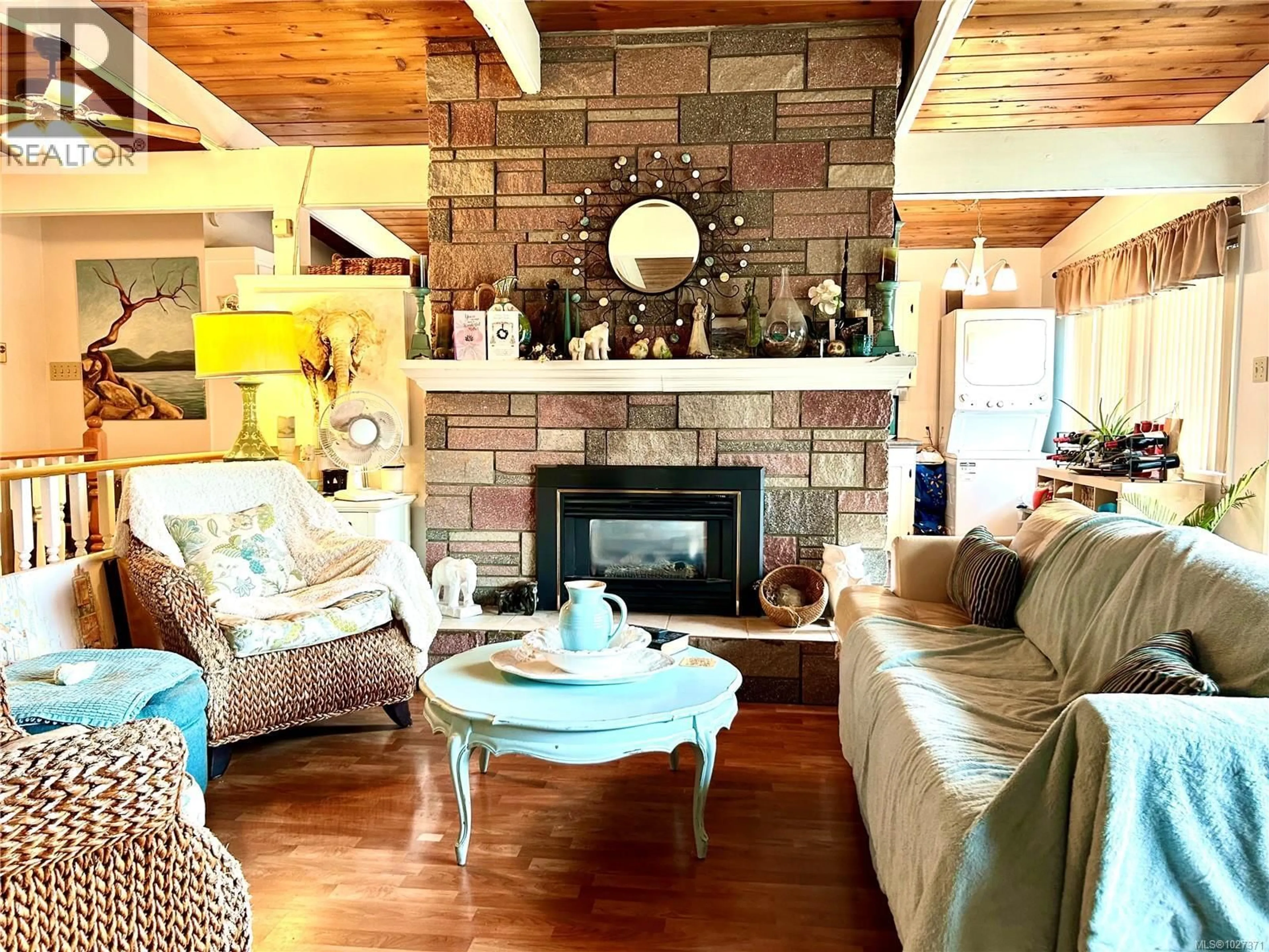 Living room with furniture, wood/laminate floor for 409 ARBUTUS AVENUE WEST, Duncan British Columbia V9L1J1