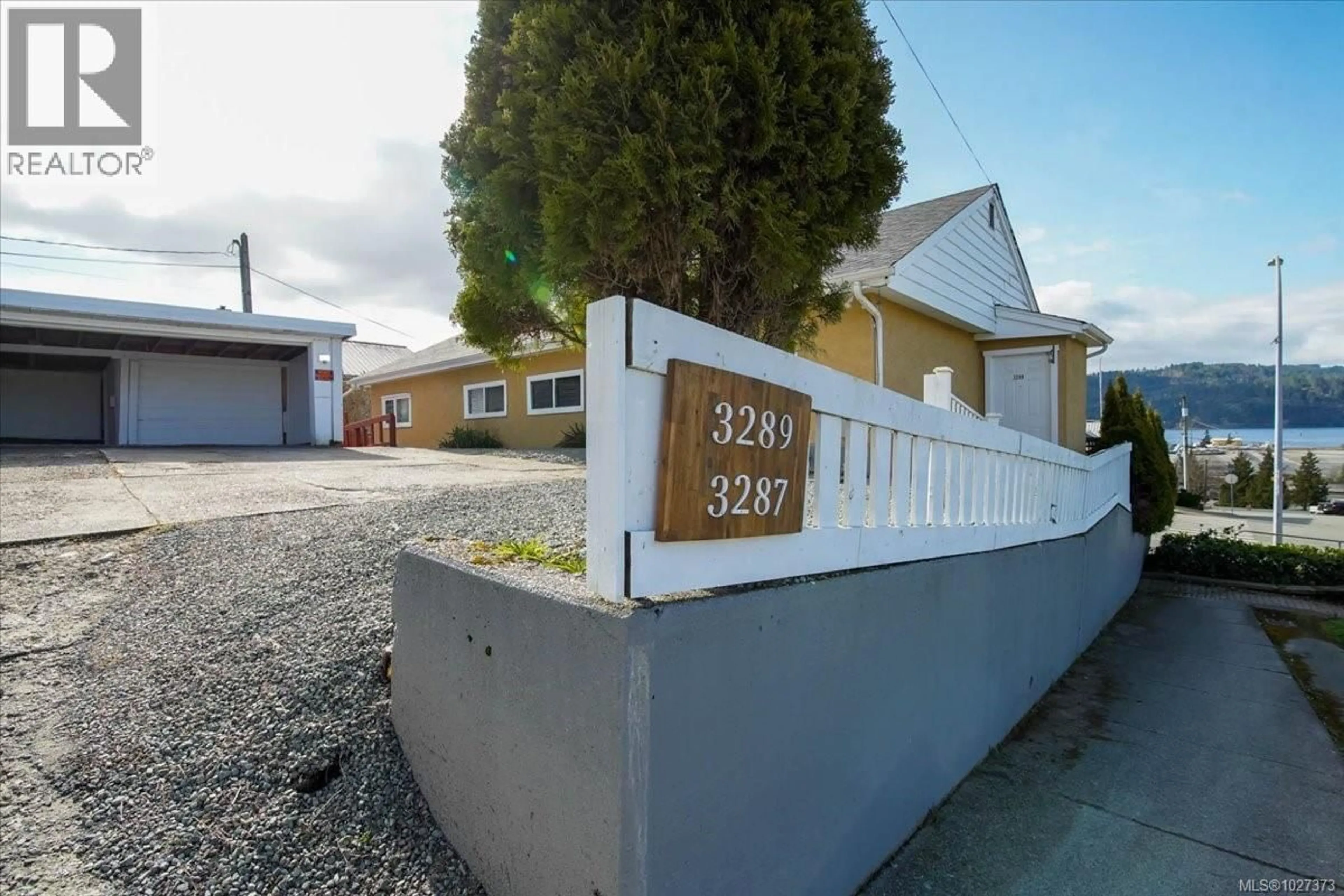 A pic from outside/outdoor area/front of a property/back of a property/a pic from drone, street for 3291 3RD AVENUE, Port Alberni British Columbia V9Y4C9