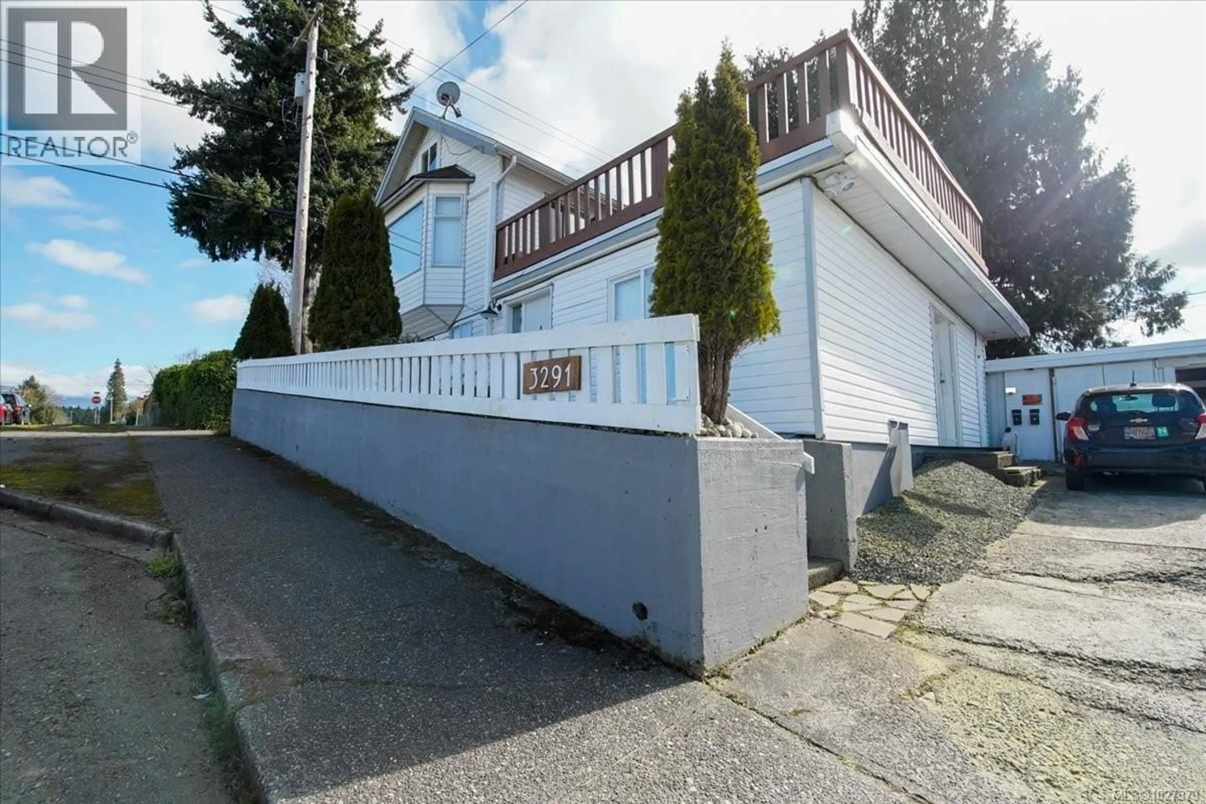 A pic from outside/outdoor area/front of a property/back of a property/a pic from drone, street for 3291 3RD AVENUE, Port Alberni British Columbia V9Y4C9