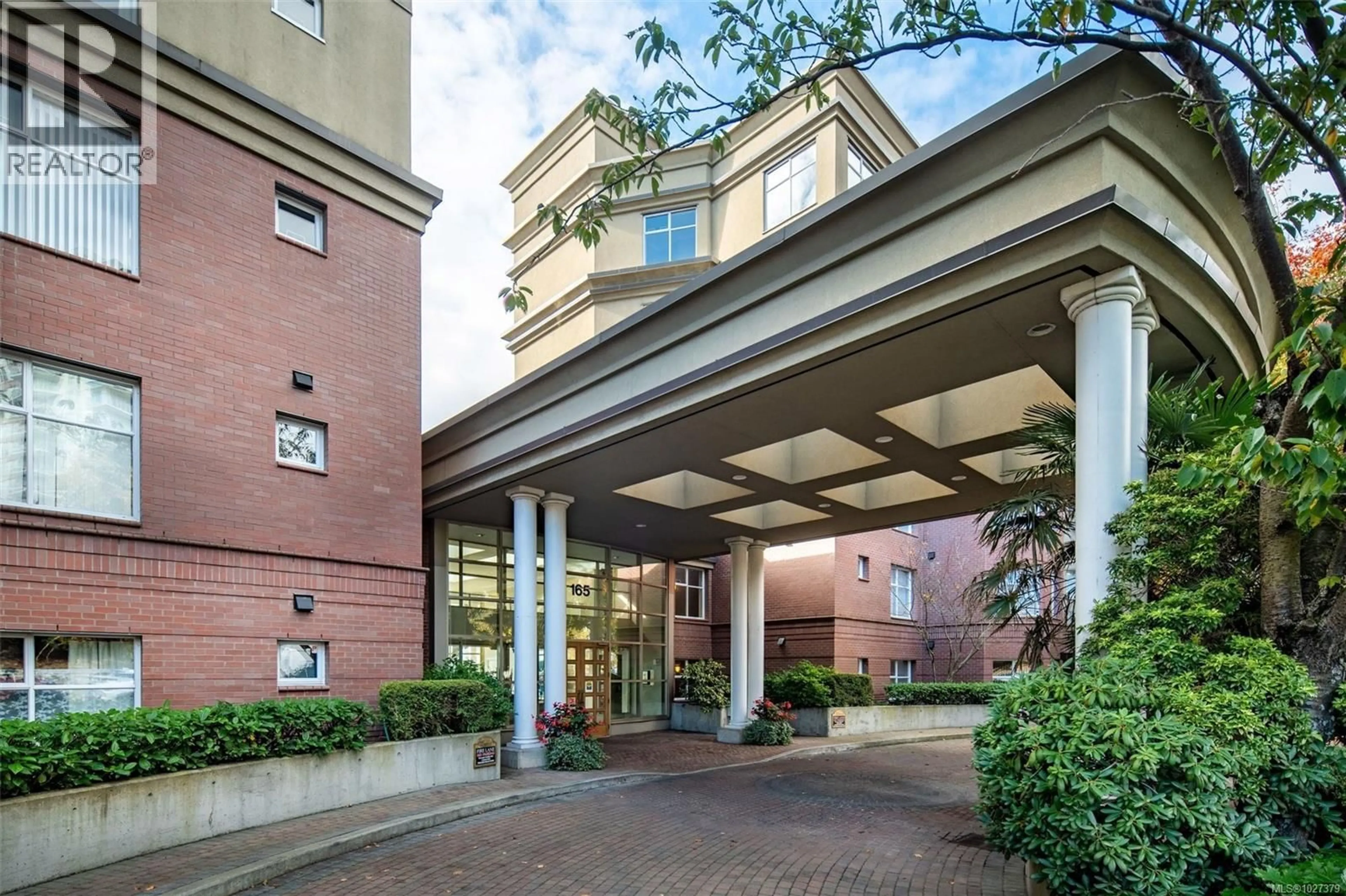 Indoor foyer for PH4 - 165 KIMTA ROAD, Victoria British Columbia V9A7P1