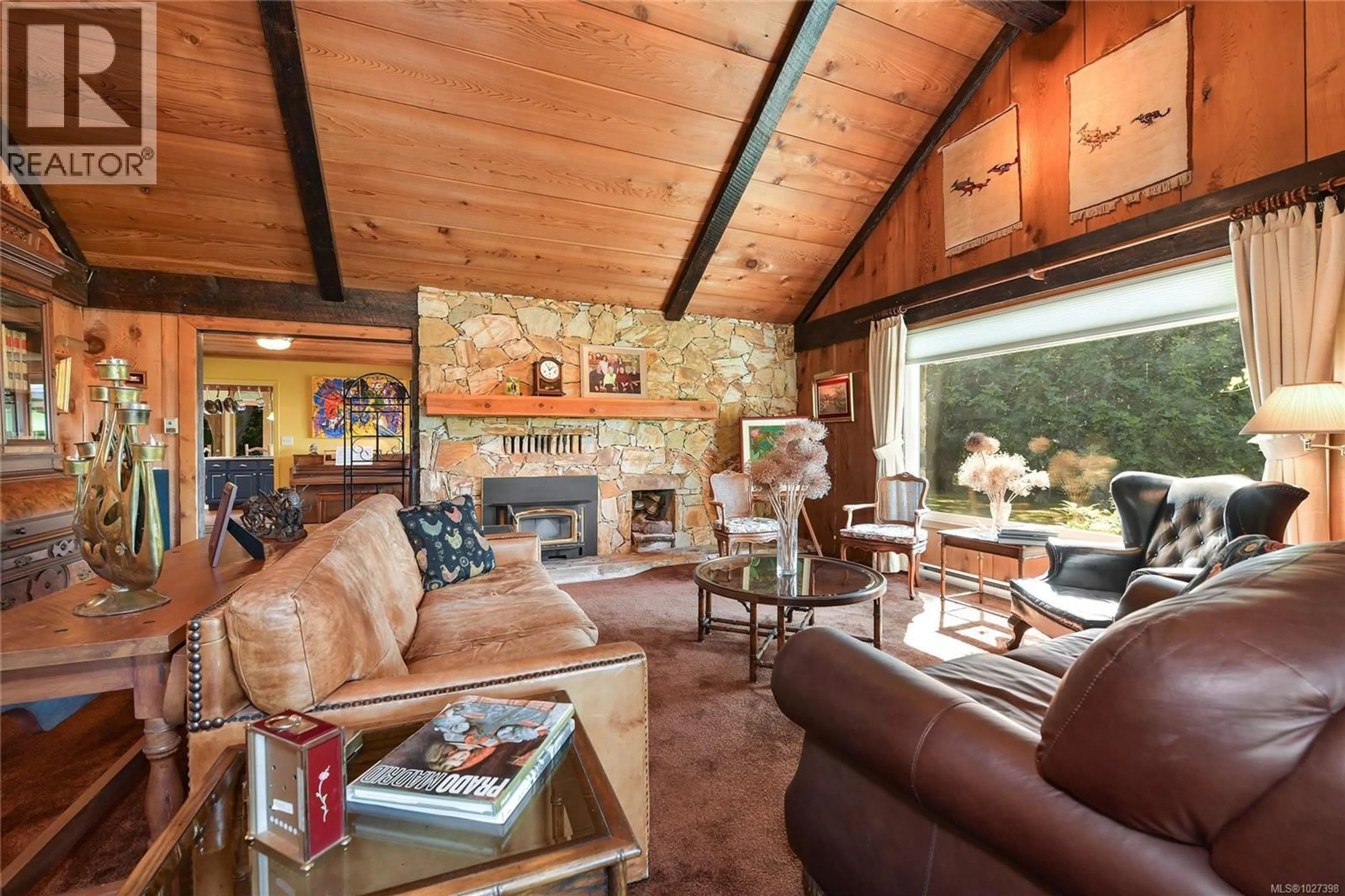 Living room with furniture, unknown for 1695 CULTRA AVENUE, Central Saanich British Columbia V8M1T1