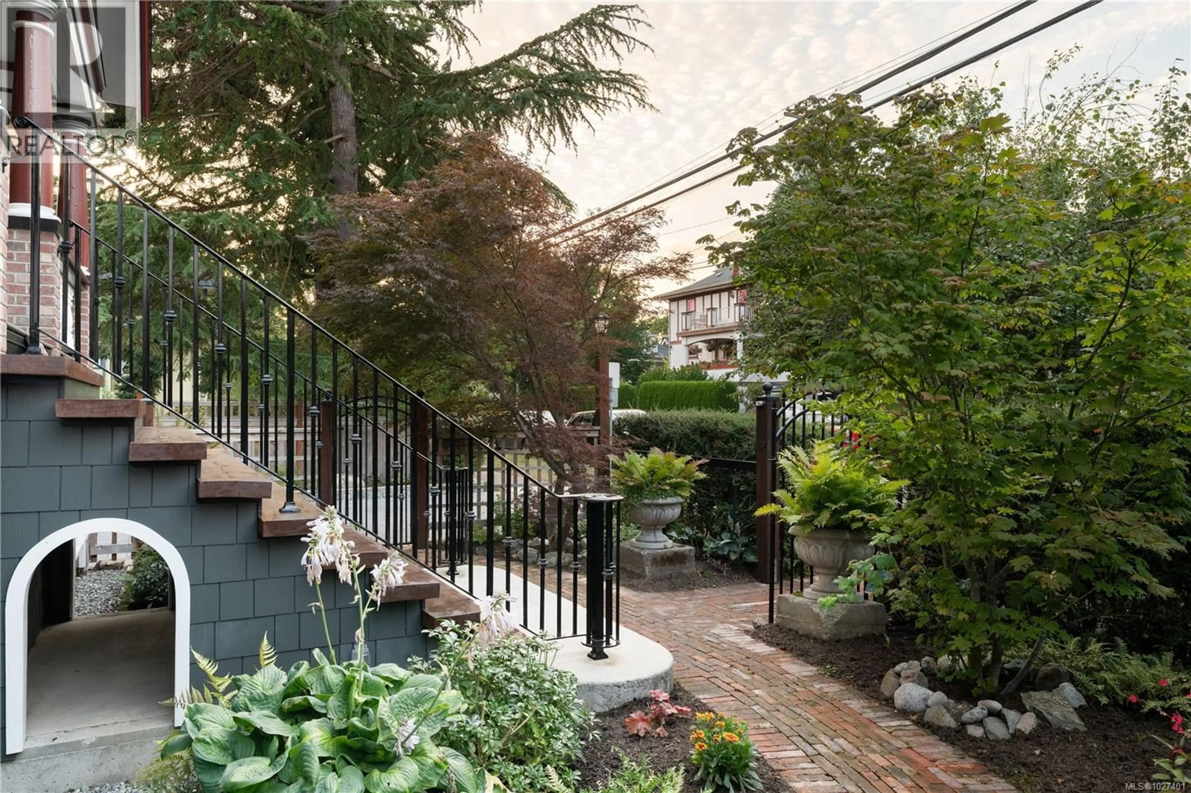 Patio, street for 1215 RICHARDSON STREET, Victoria British Columbia V8V3C9