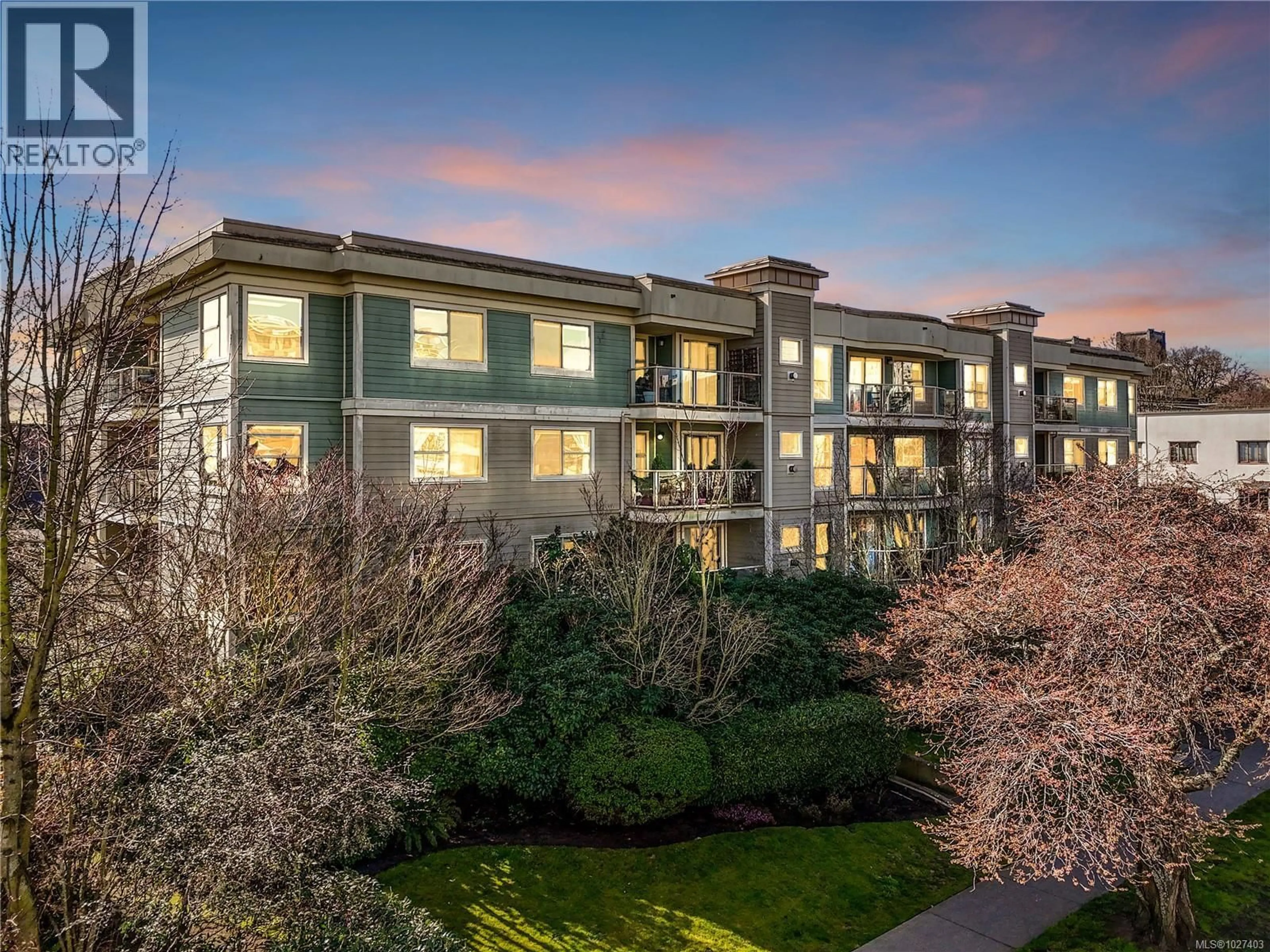 A pic from outside/outdoor area/front of a property/back of a property/a pic from drone, building for 408 - 1025 MEARES STREET, Victoria British Columbia V8V3J7