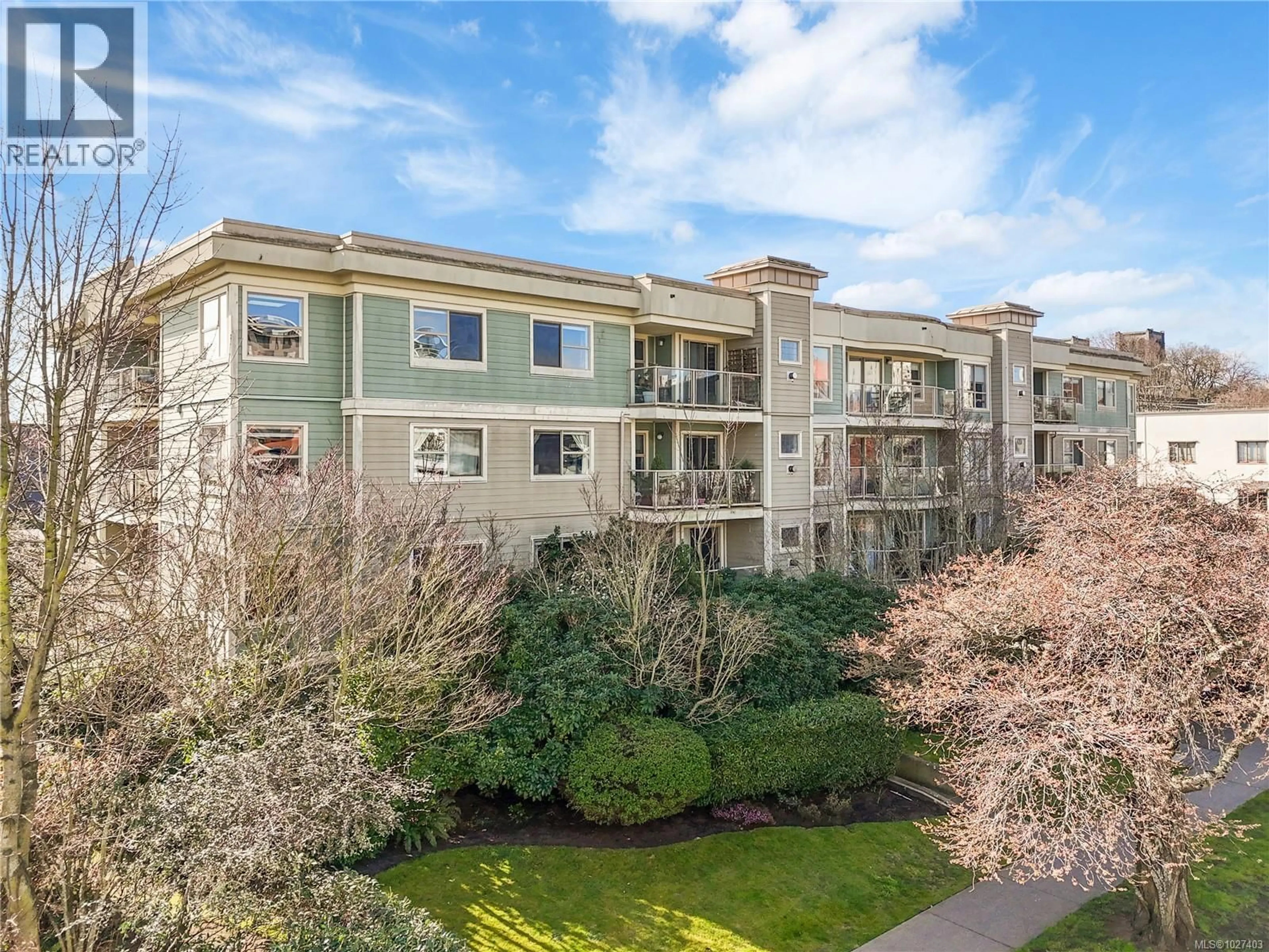 A pic from outside/outdoor area/front of a property/back of a property/a pic from drone, unknown for 408 - 1025 MEARES STREET, Victoria British Columbia V8V3J7