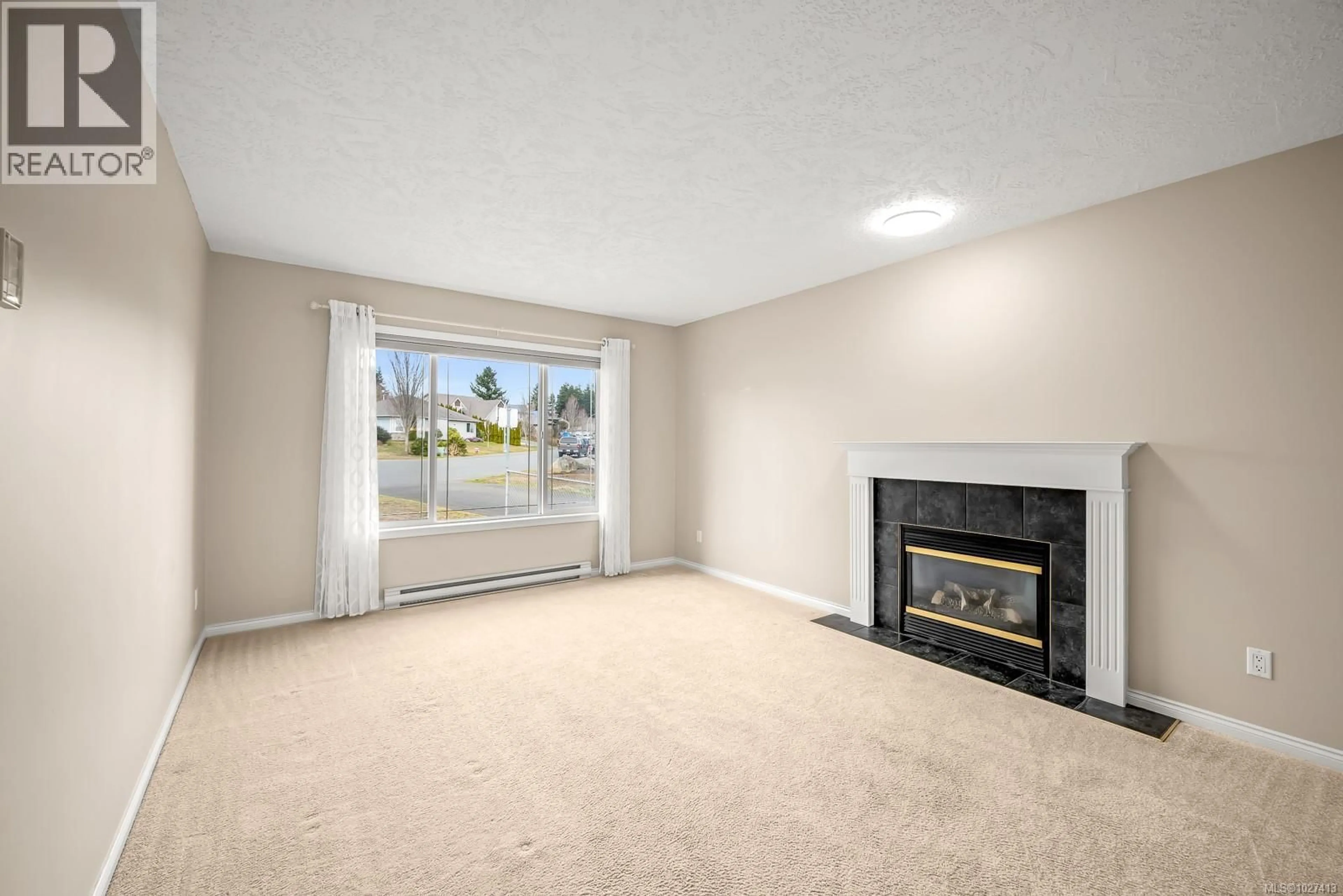 Living room with furniture, carpet floor for 1291 RIDGEMOUNT DRIVE, Comox British Columbia V9M4H1