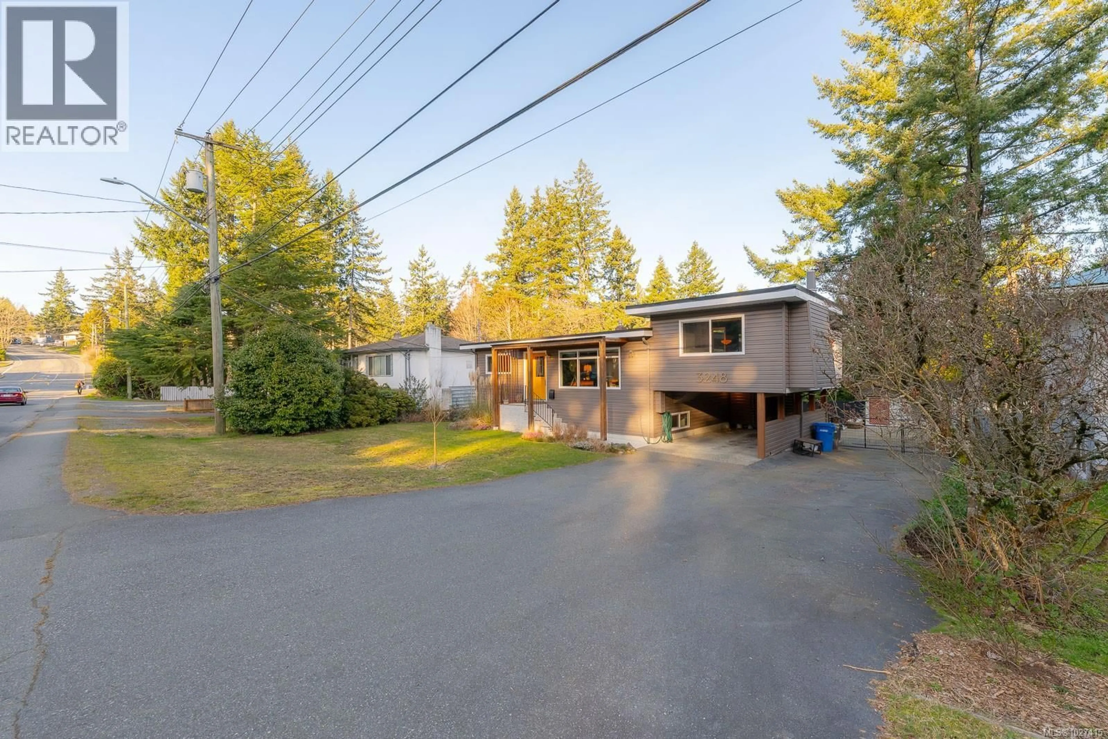 A pic from outside/outdoor area/front of a property/back of a property/a pic from drone, street for 3248 UPLANDS DRIVE, Nanaimo British Columbia V9T2T1