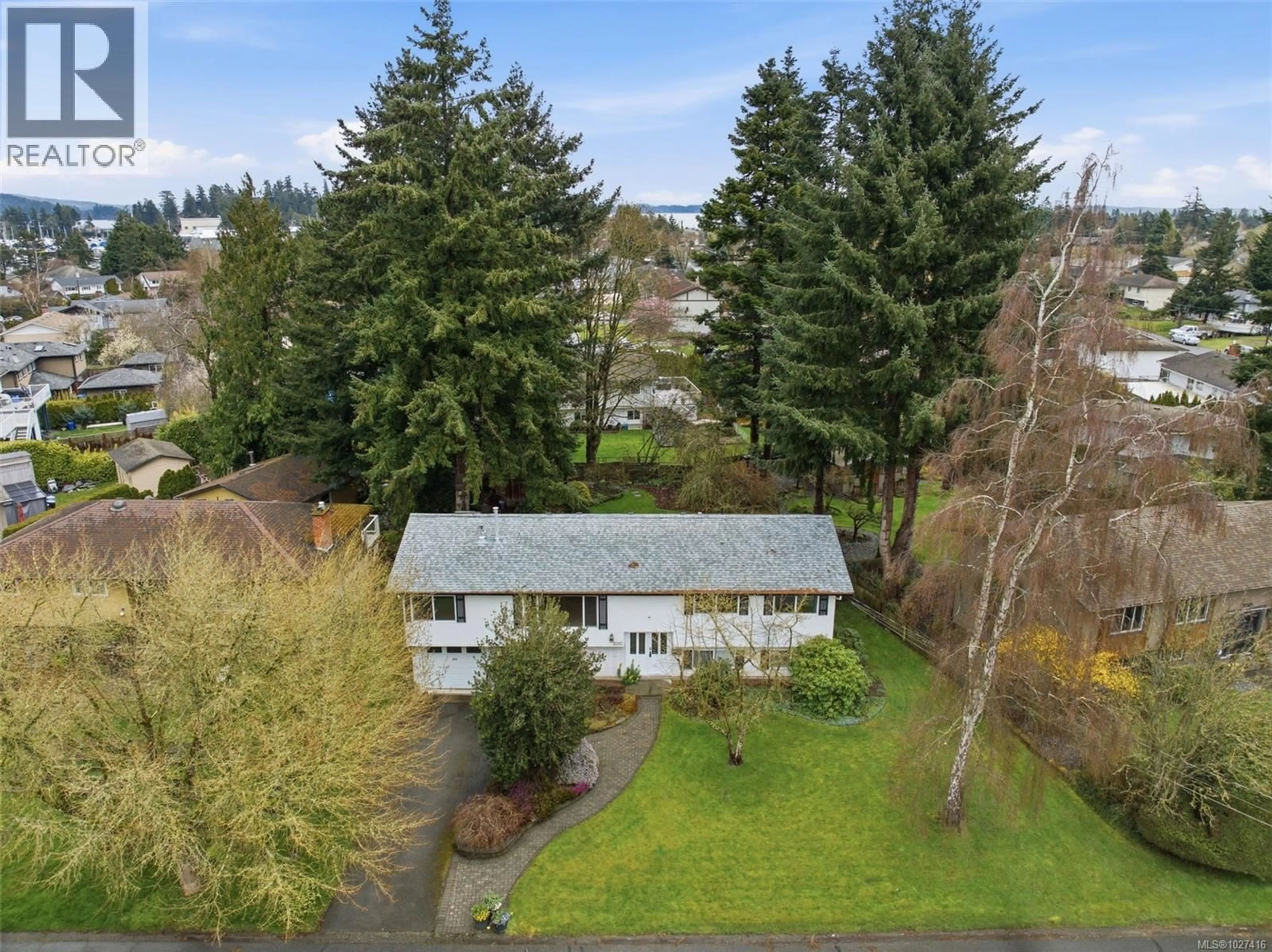A pic from outside/outdoor area/front of a property/back of a property/a pic from drone, unknown for 2010 COURSER DRIVE, Sidney British Columbia V8L2N6