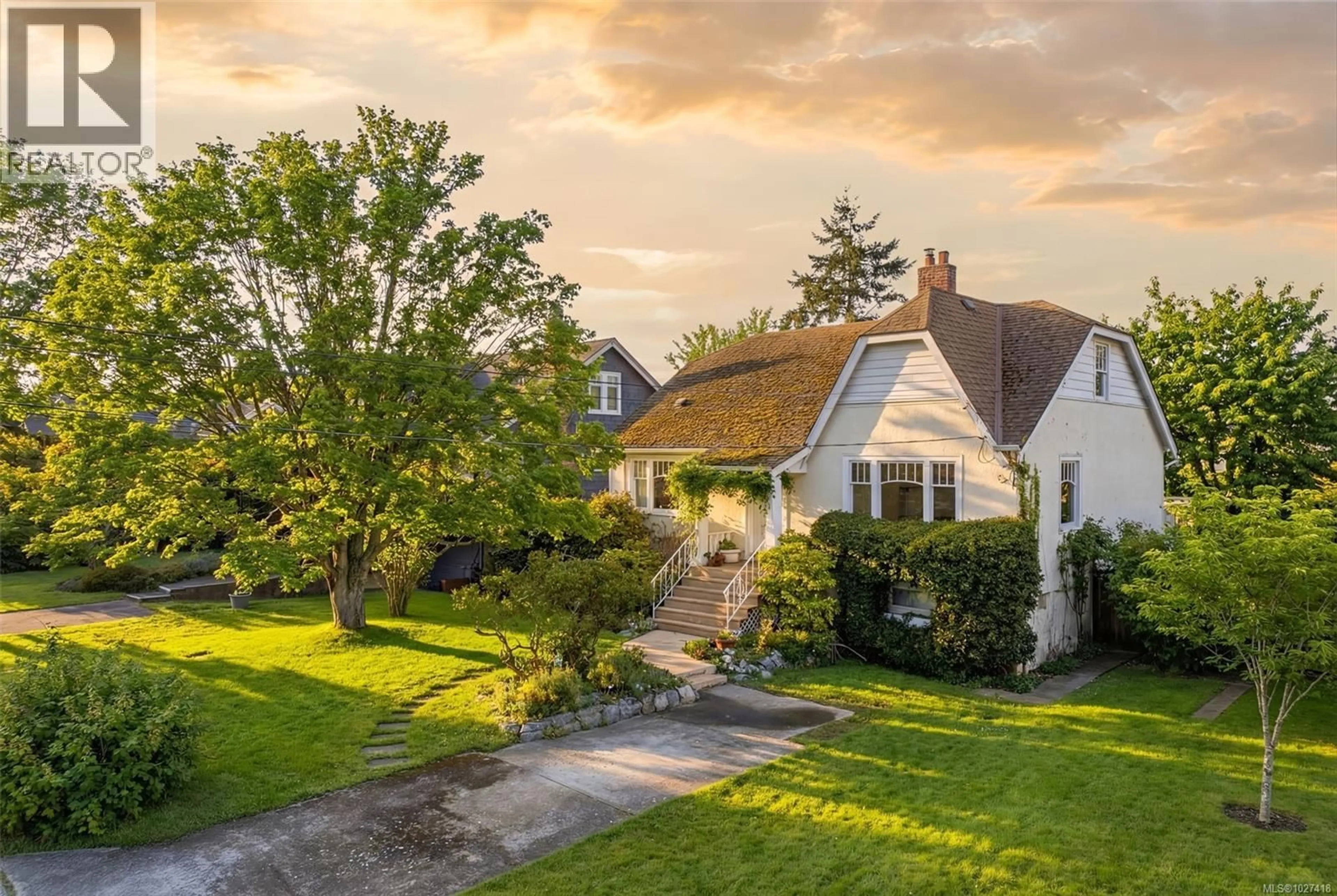 A pic from outside/outdoor area/front of a property/back of a property/a pic from drone, street for 1043 ROSLYN ROAD, Oak Bay British Columbia V8S4R4