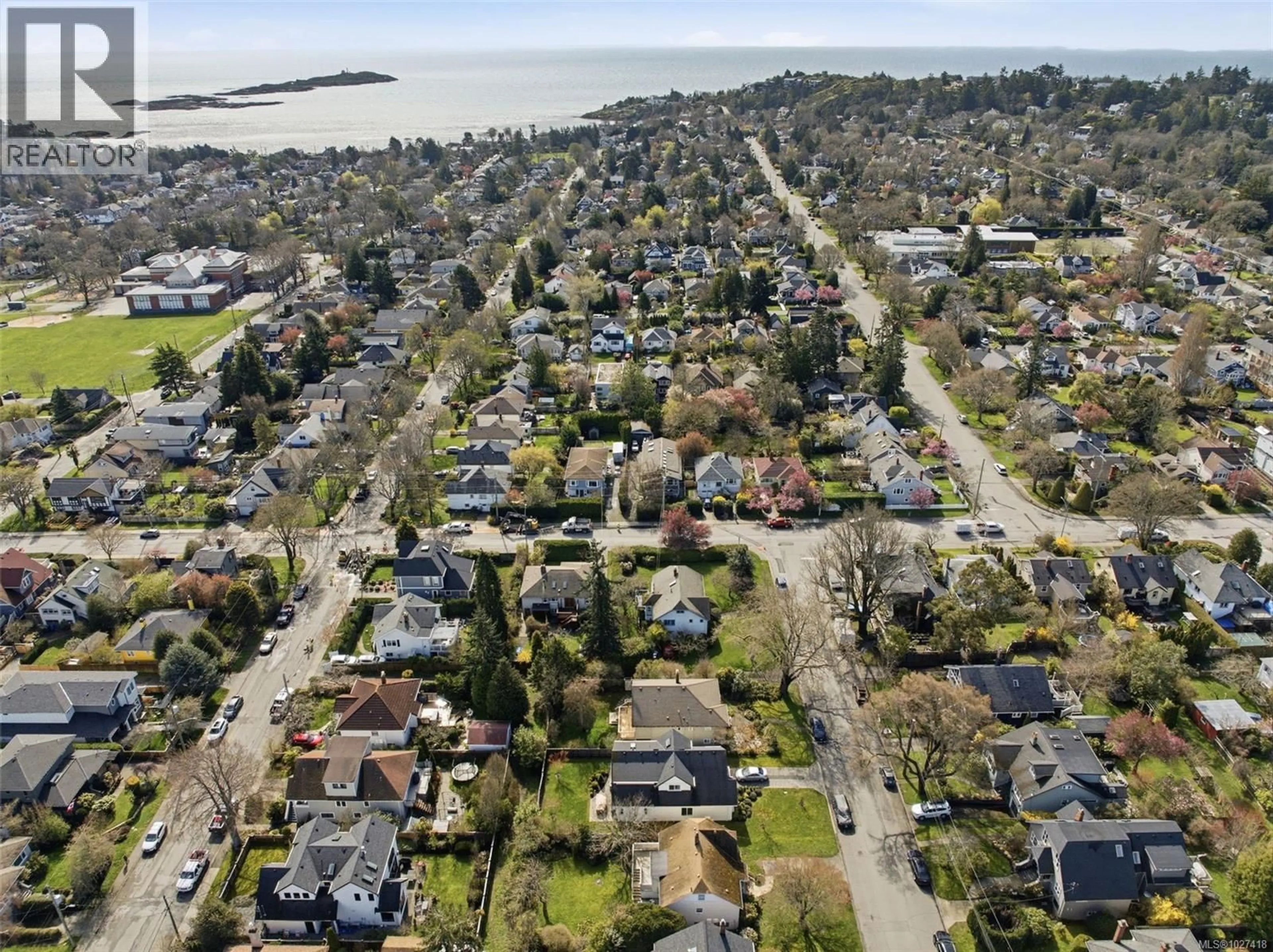 A pic from outside/outdoor area/front of a property/back of a property/a pic from drone, street for 1043 ROSLYN ROAD, Oak Bay British Columbia V8S4R4