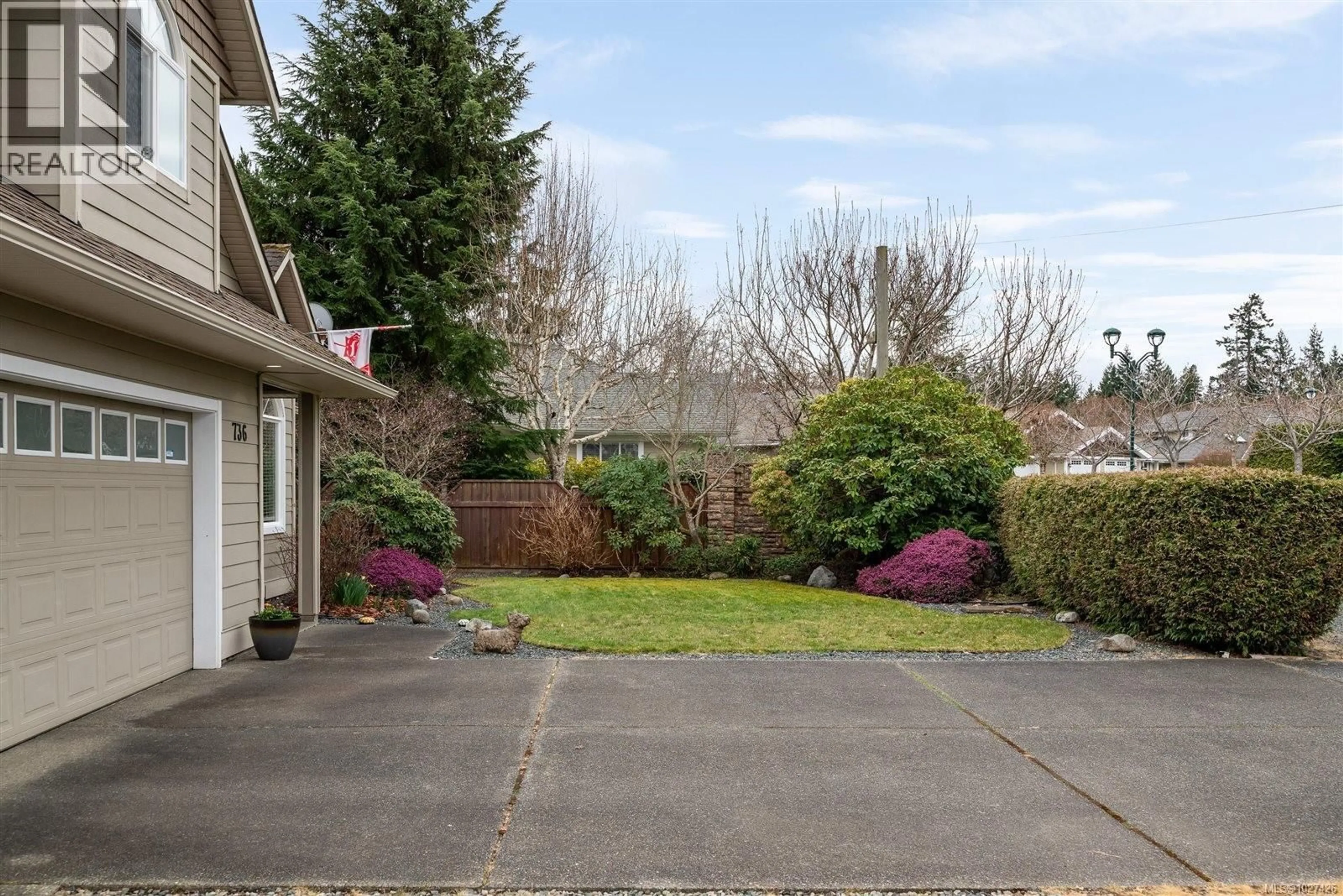 A pic from outside/outdoor area/front of a property/back of a property/a pic from drone, street for 736 BARCLAY CRESCENT, Parksville British Columbia V9P1Z3