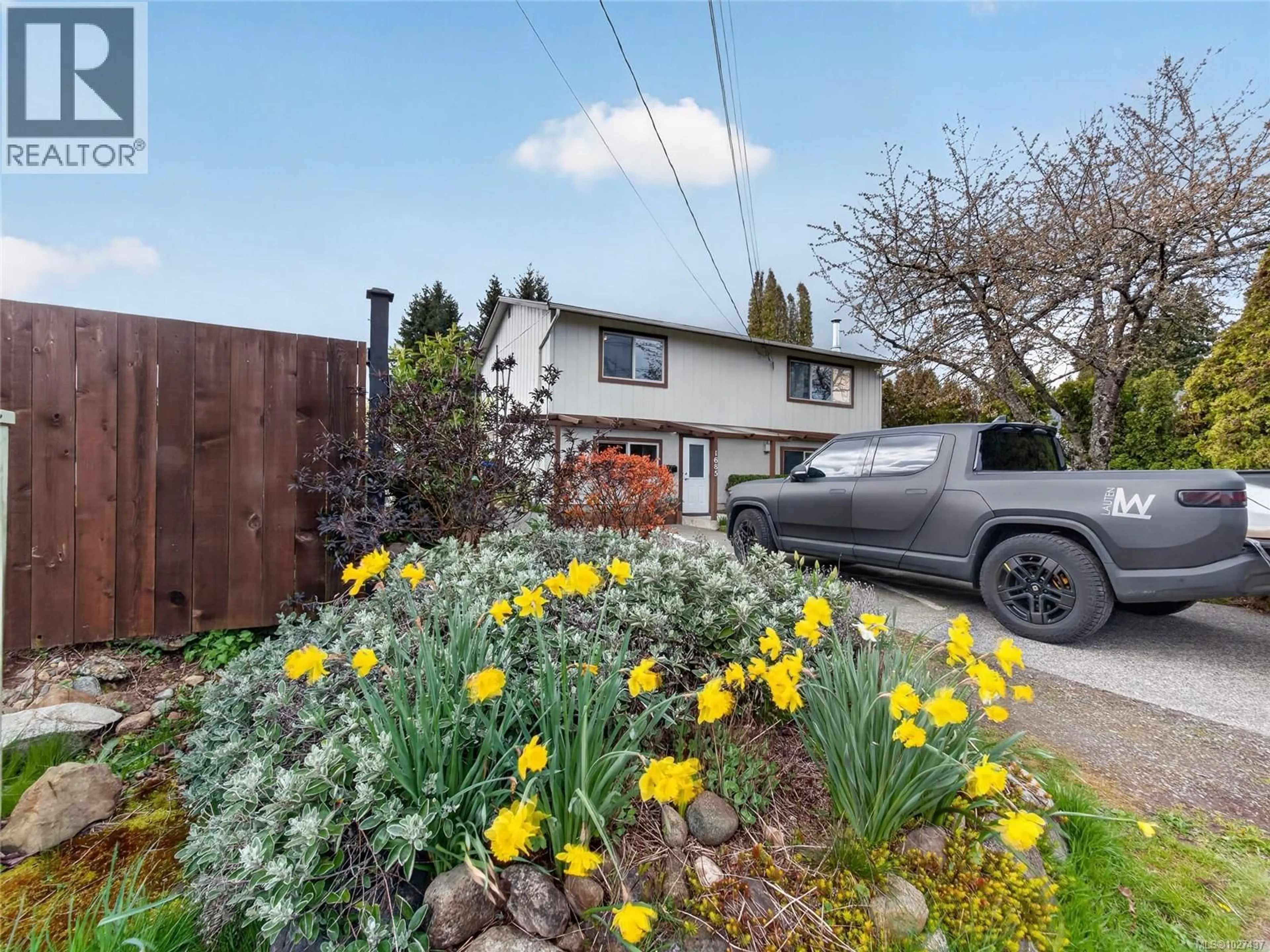 A pic from outside/outdoor area/front of a property/back of a property/a pic from drone, street for 1685 PIERCY AVENUE, Courtenay British Columbia V9N3G1