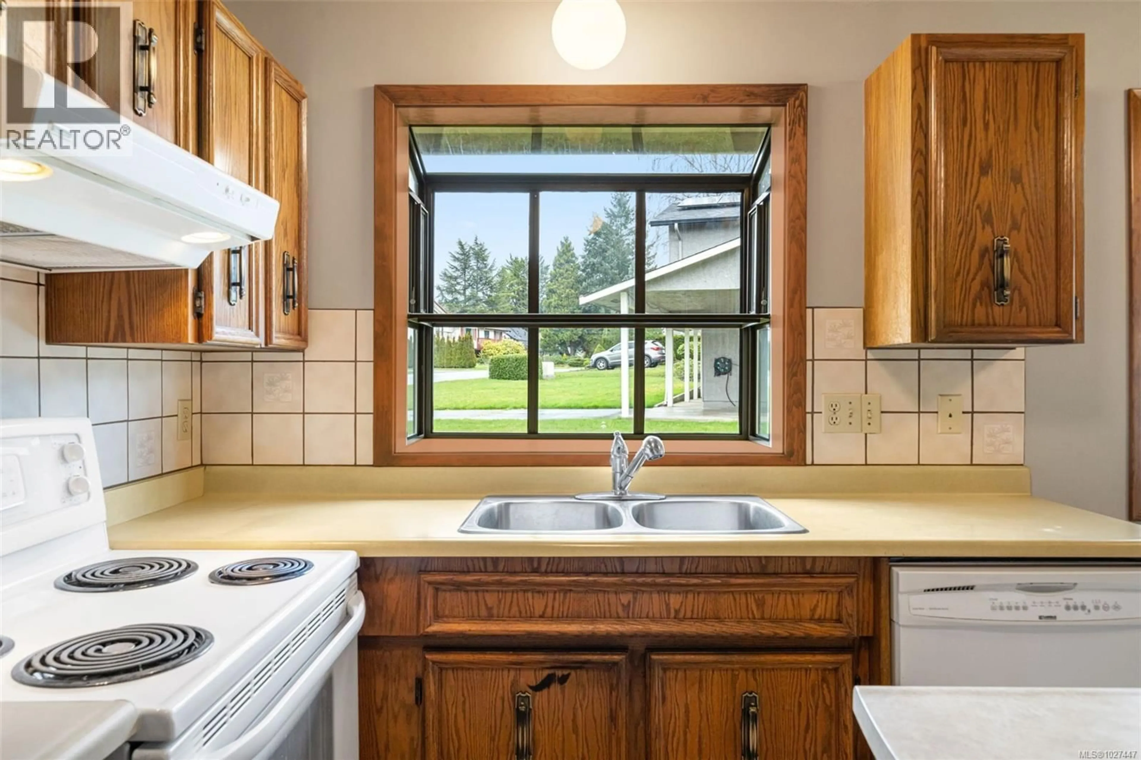 Standard kitchen, ceramic/tile floor for 4219 KEEWATIN PLACE, Saanich British Columbia V8X4L1