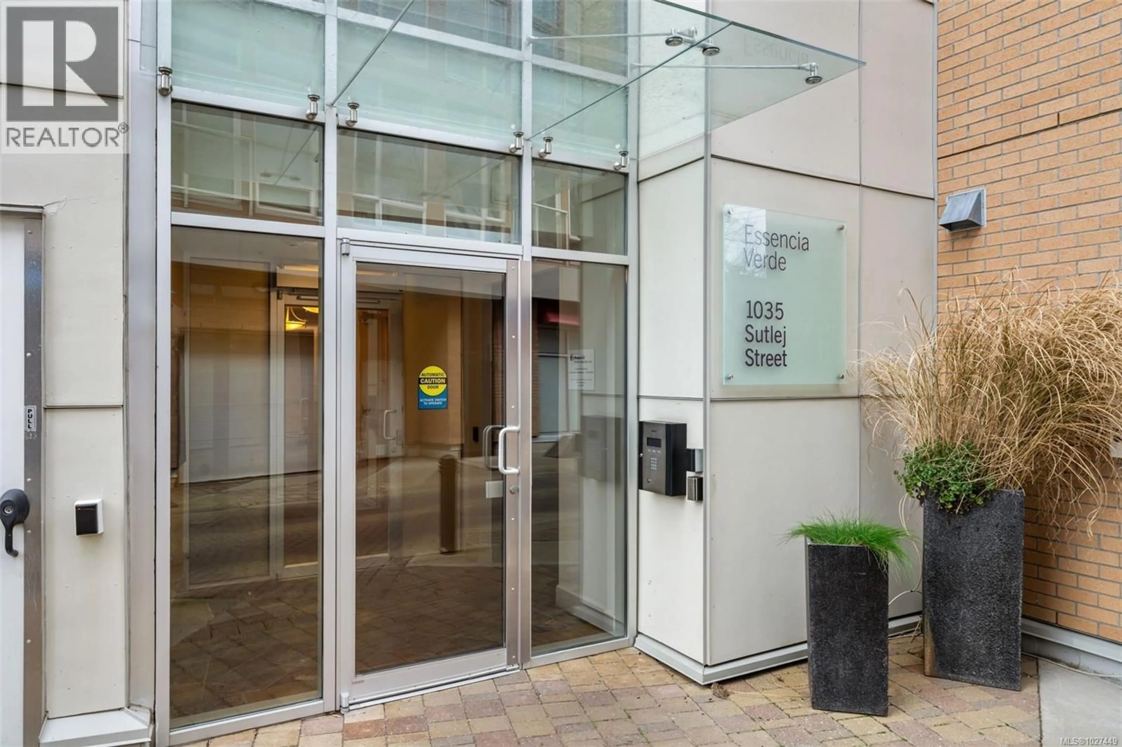 Indoor foyer for 304 - 1035 SUTLEJ STREET, Victoria British Columbia V8V2V9