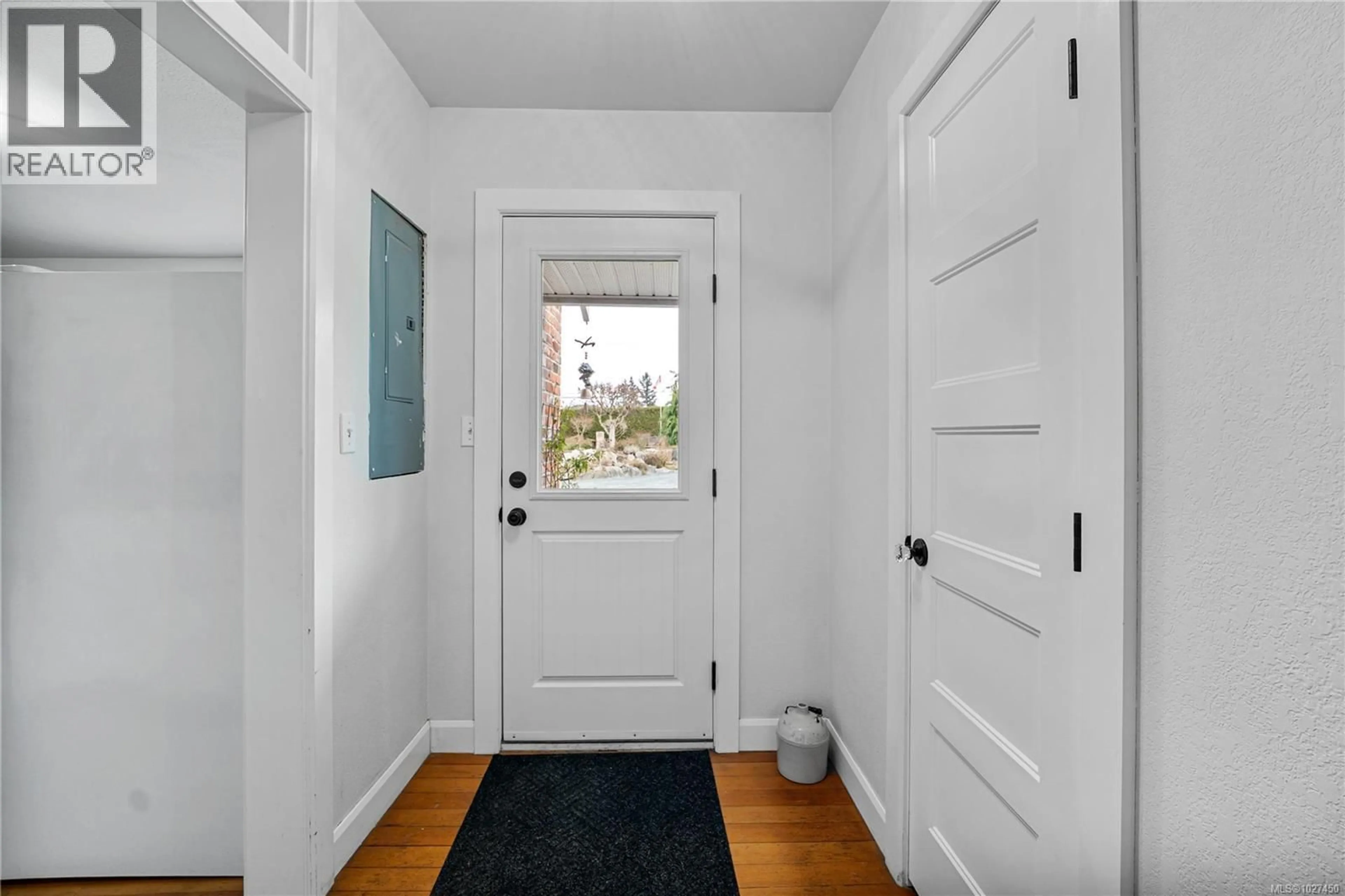 Indoor entryway for 10934 CHEMAINUS ROAD, Saltair British Columbia V9G1Z4