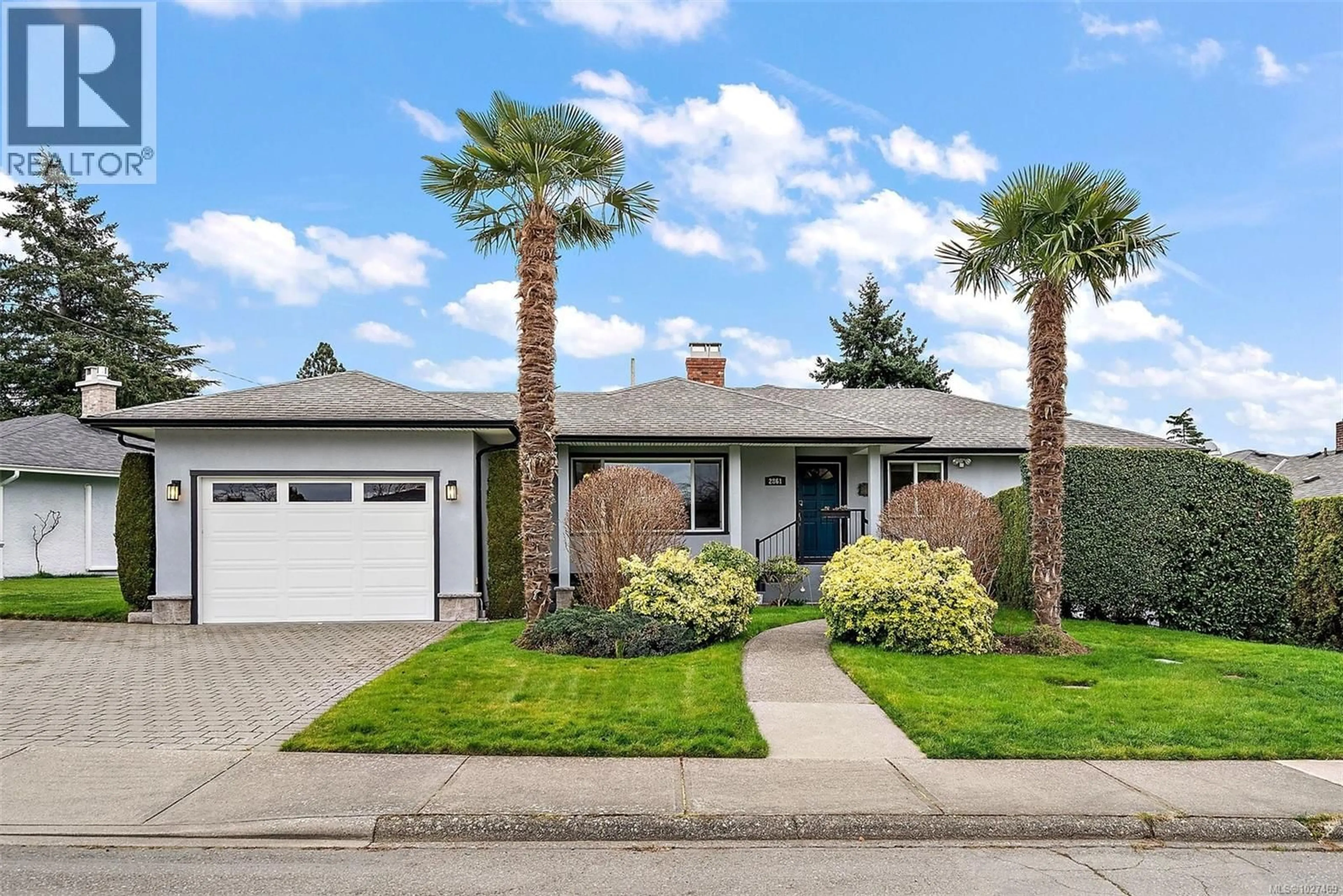 Home with vinyl exterior material, street for 2861 EASTDOWNE ROAD, Oak Bay British Columbia V8R5R7