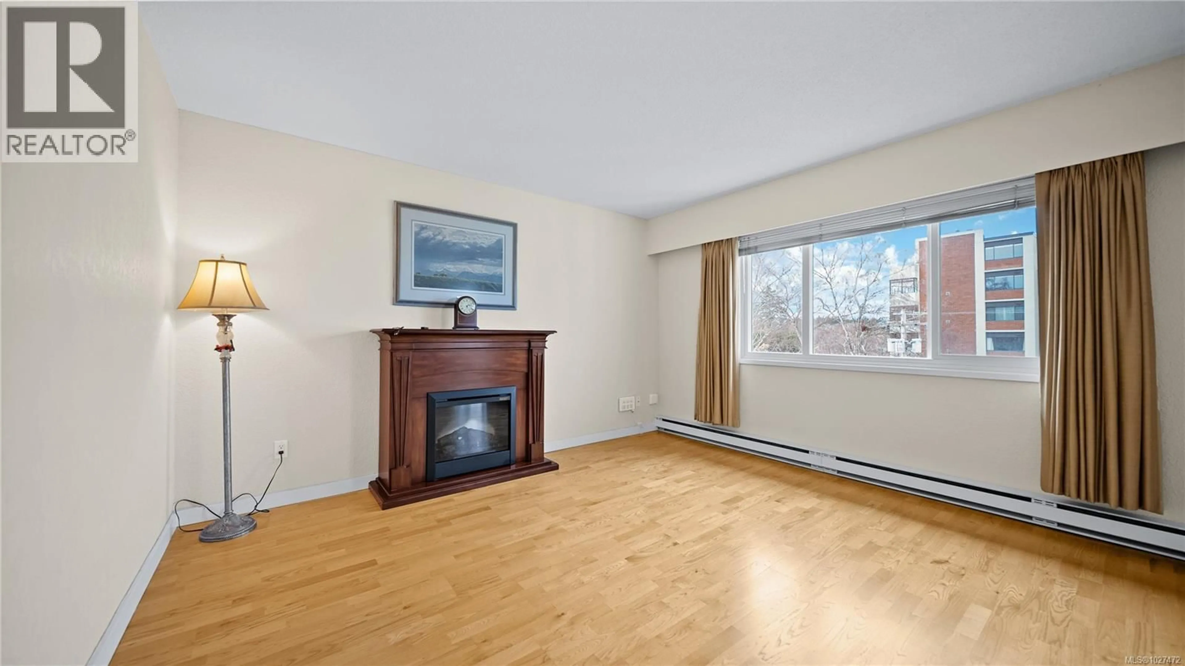 Living room with furniture, wood/laminate floor for 405 - 415 LINDEN AVENUE, Victoria British Columbia V8V4G2