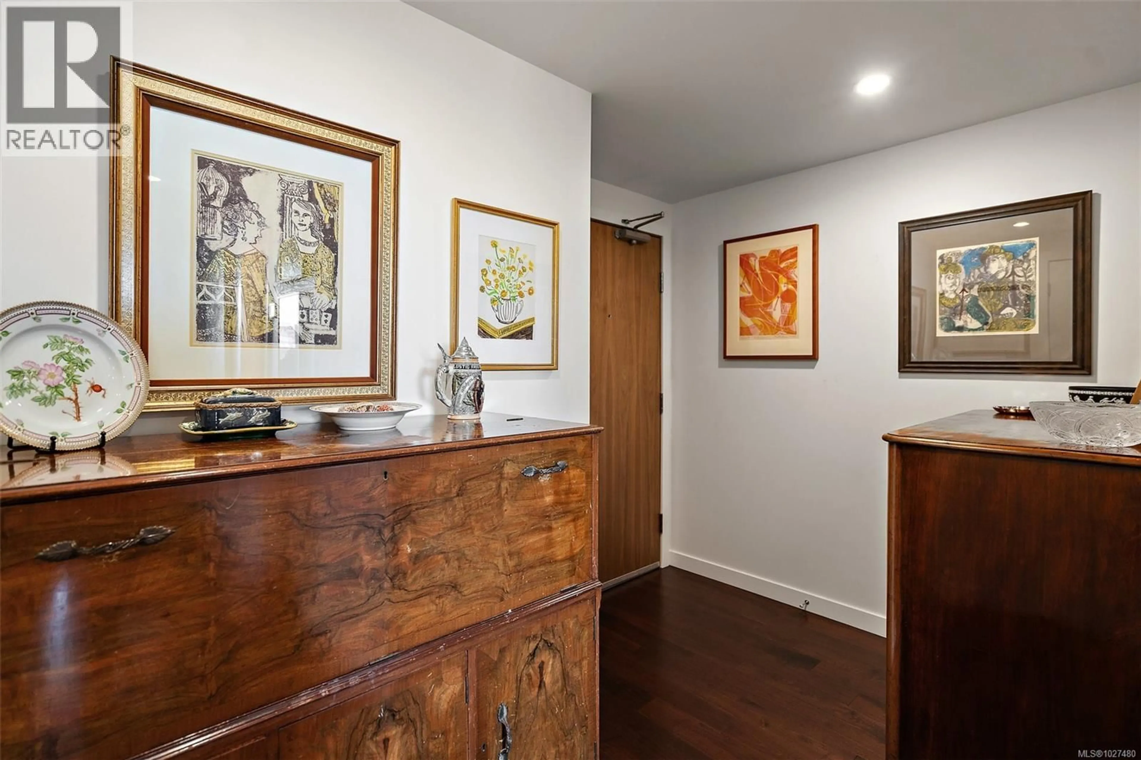 Indoor foyer for 504 - 608 BROUGHTON STREET, Victoria British Columbia V8W1C7