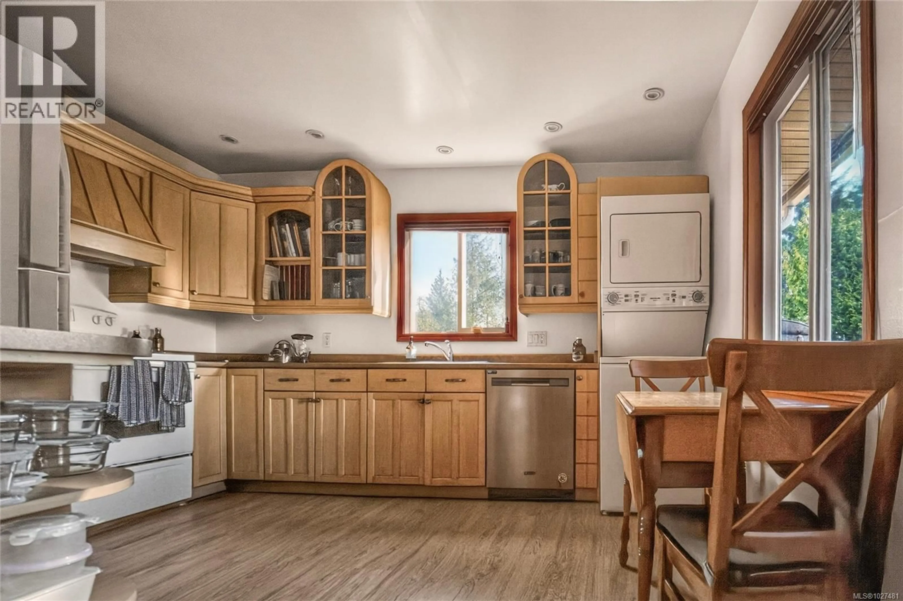 Standard kitchen, unknown for 212 ALBION CRESCENT, Ucluelet British Columbia V0R3A0