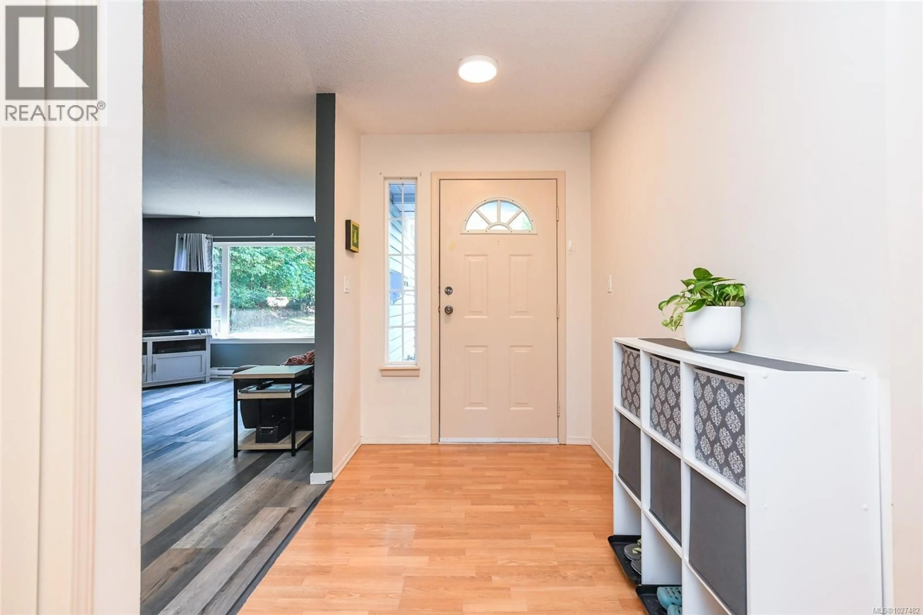 Indoor entryway for 7730 VIVIAN WAY, Fanny Bay British Columbia V0R2W0