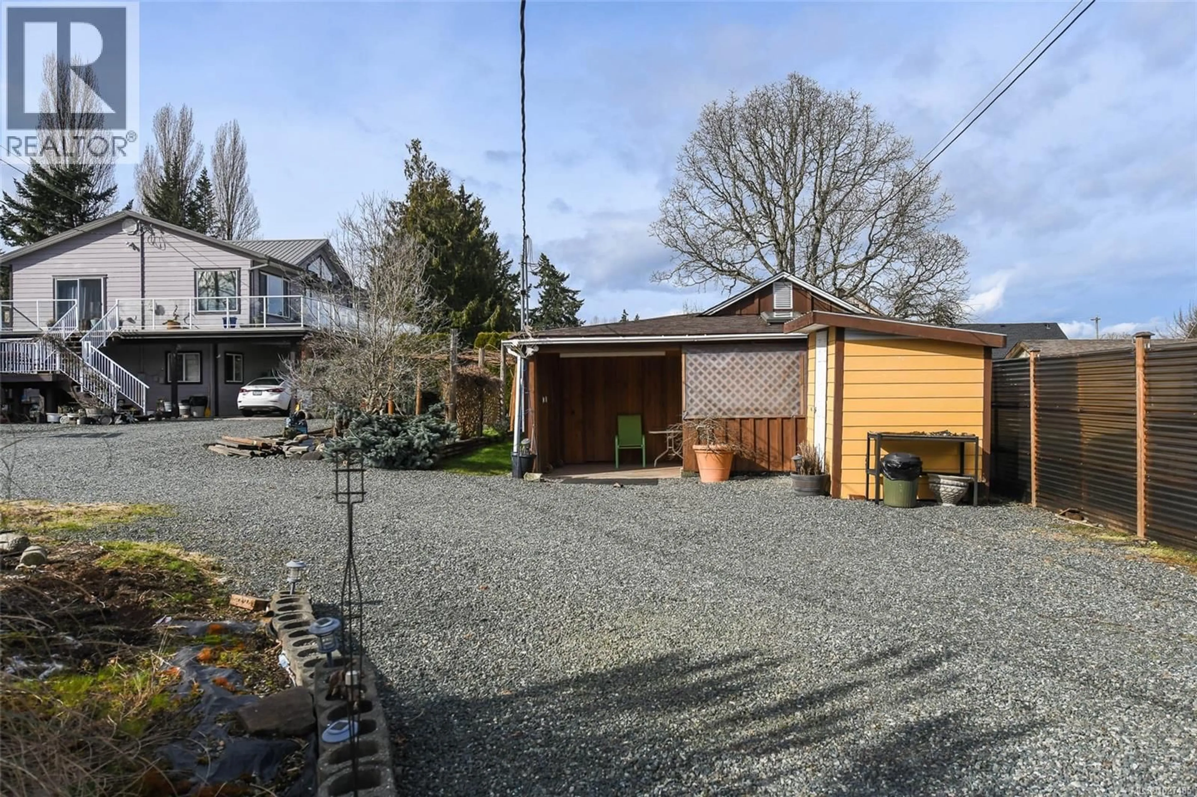 A pic from outside/outdoor area/front of a property/back of a property/a pic from drone, street for 3916 RONALD AVENUE, Royston British Columbia V0R2V0