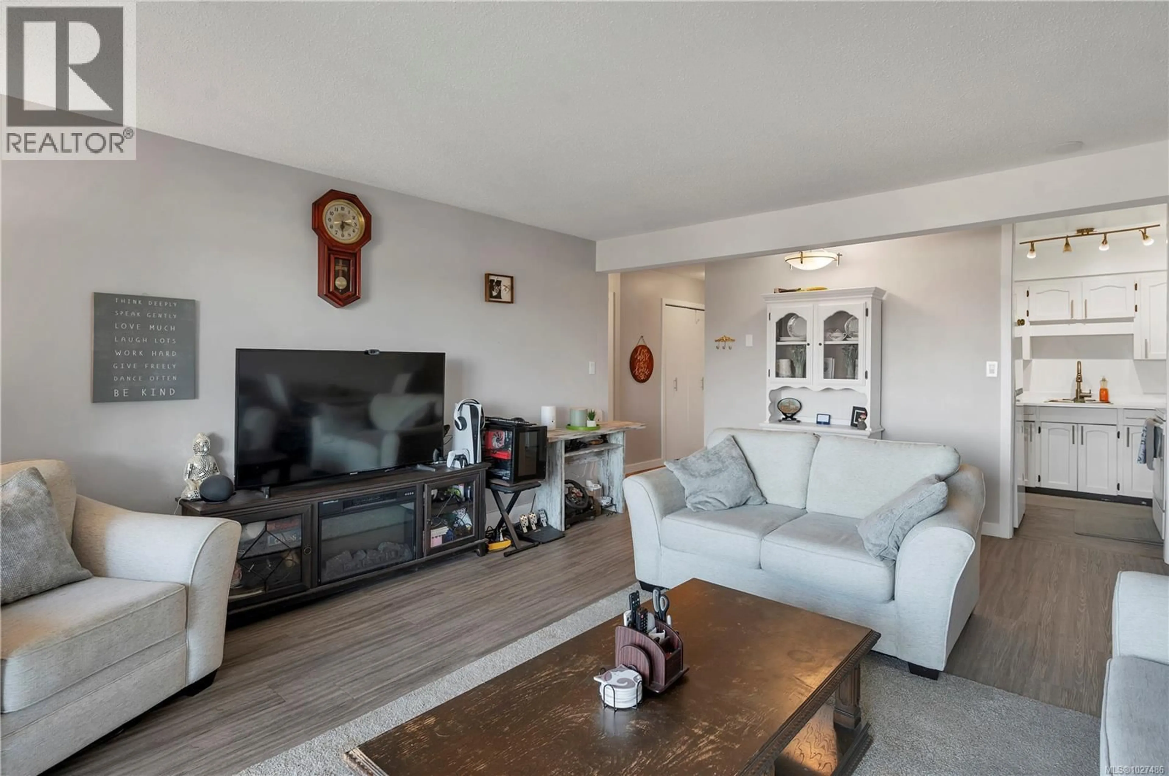 Living room with furniture, unknown for 204 - 907 CEDAR STREET, Campbell River British Columbia V9W2W1