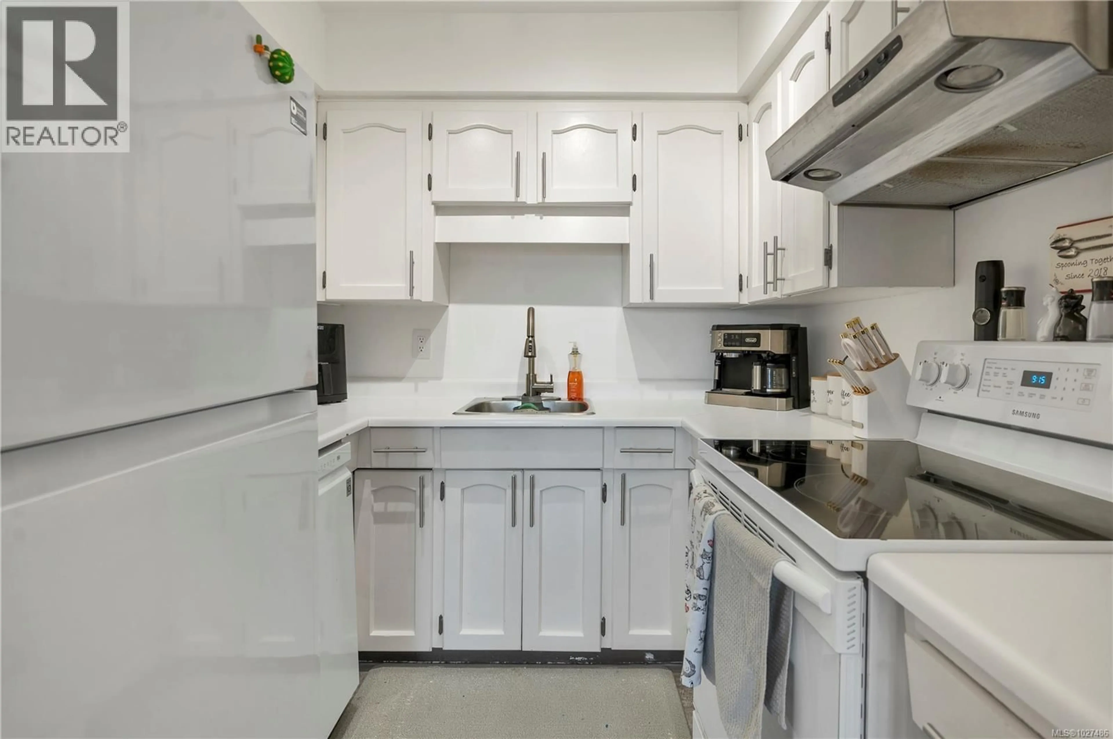 Standard kitchen, unknown for 204 - 907 CEDAR STREET, Campbell River British Columbia V9W2W1