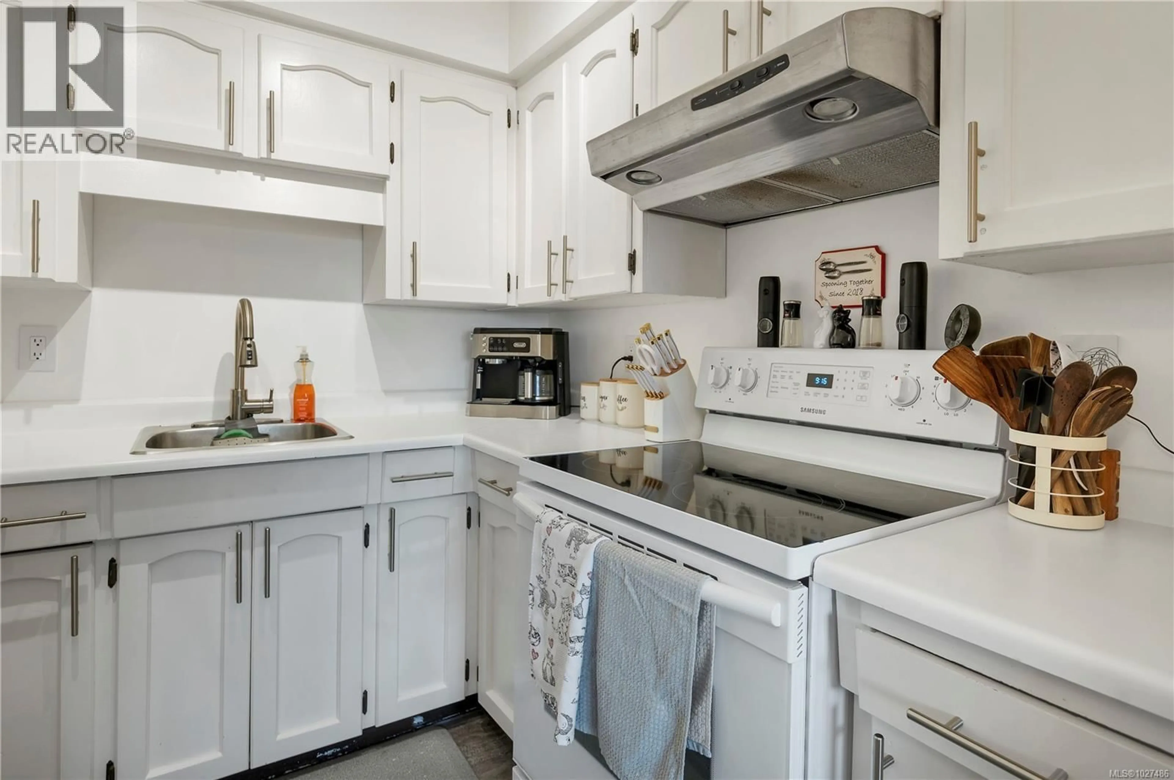 Standard kitchen, unknown for 204 - 907 CEDAR STREET, Campbell River British Columbia V9W2W1