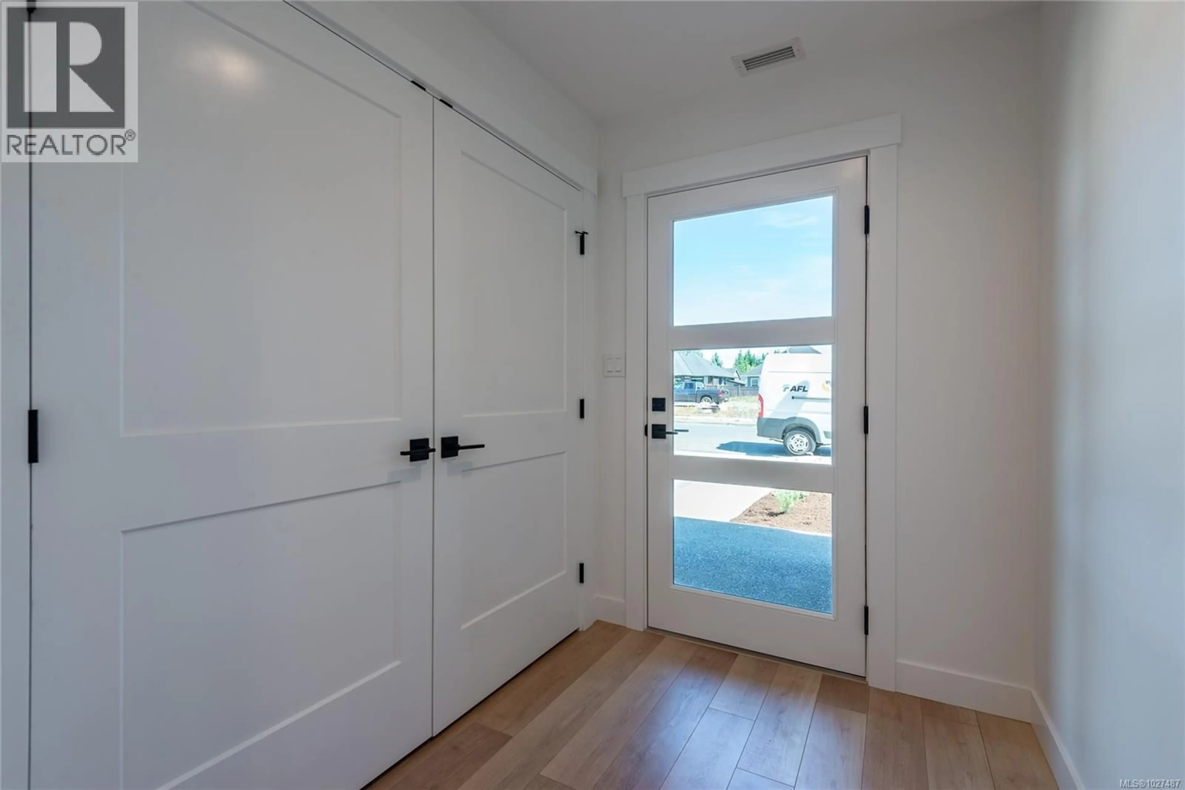 Indoor entryway for 3 - 3028 ALDER STREET SOUTH, Campbell River British Columbia V9H0E9