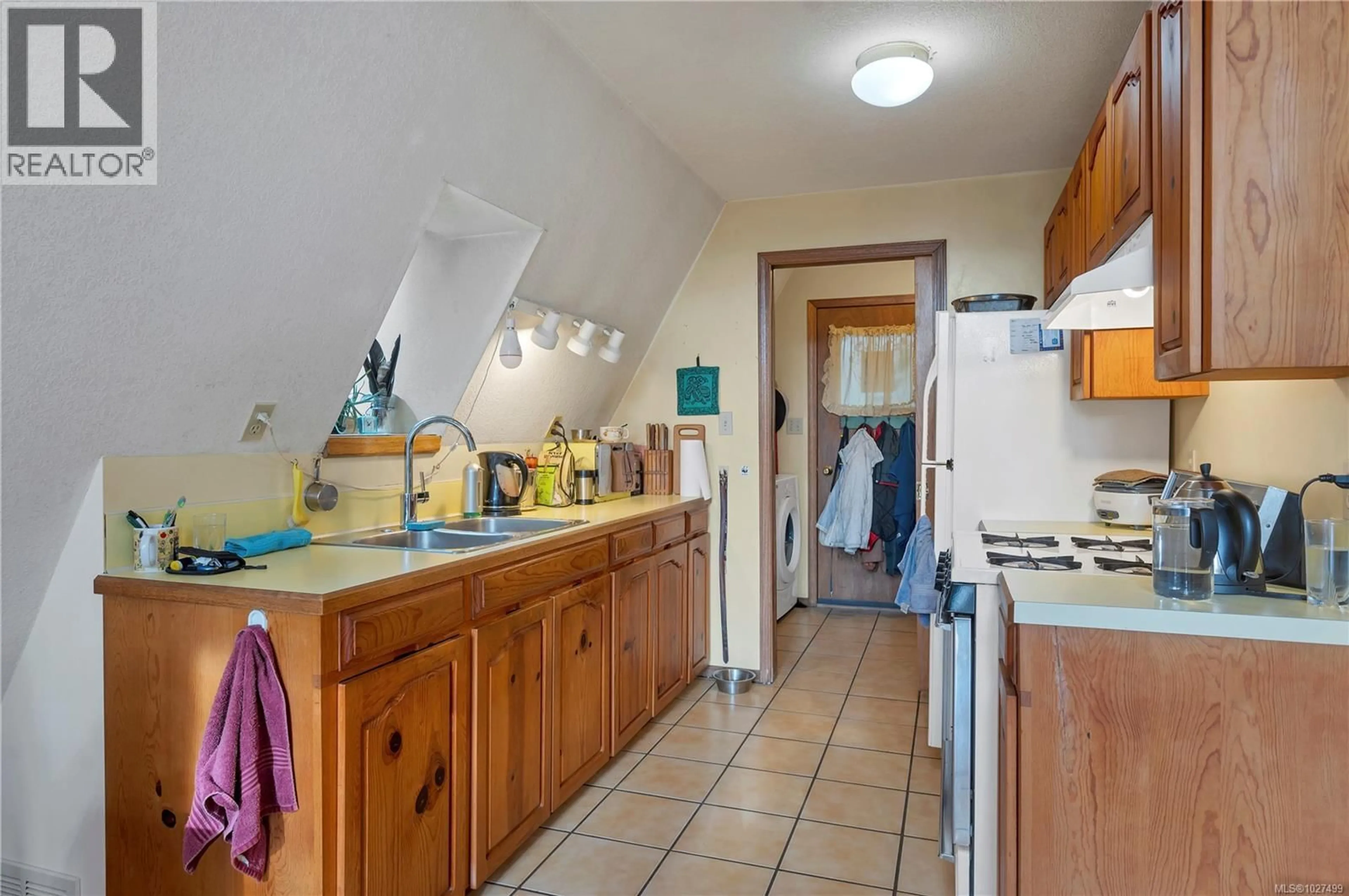 Standard kitchen, ceramic/tile floor for 4324 MACAULAY ROAD, Black Creek British Columbia V9J1E2