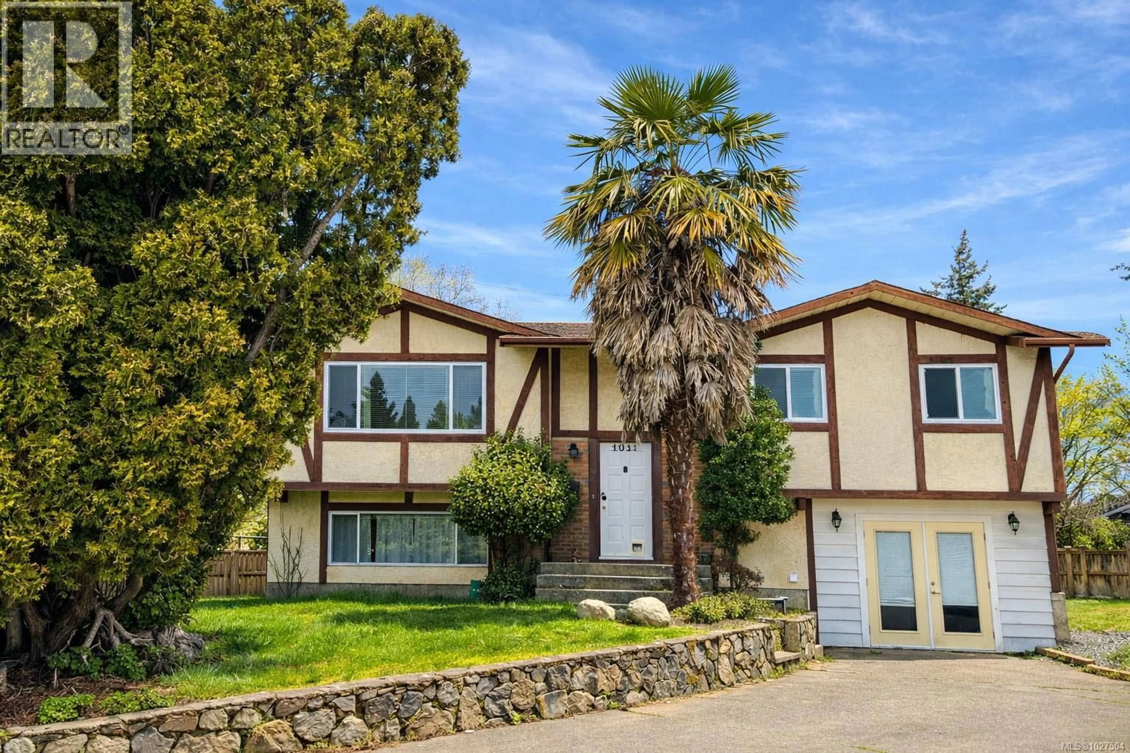 Home with vinyl exterior material, street for 4031 OSGOODE PLACE, Saanich British Columbia V8N5P5