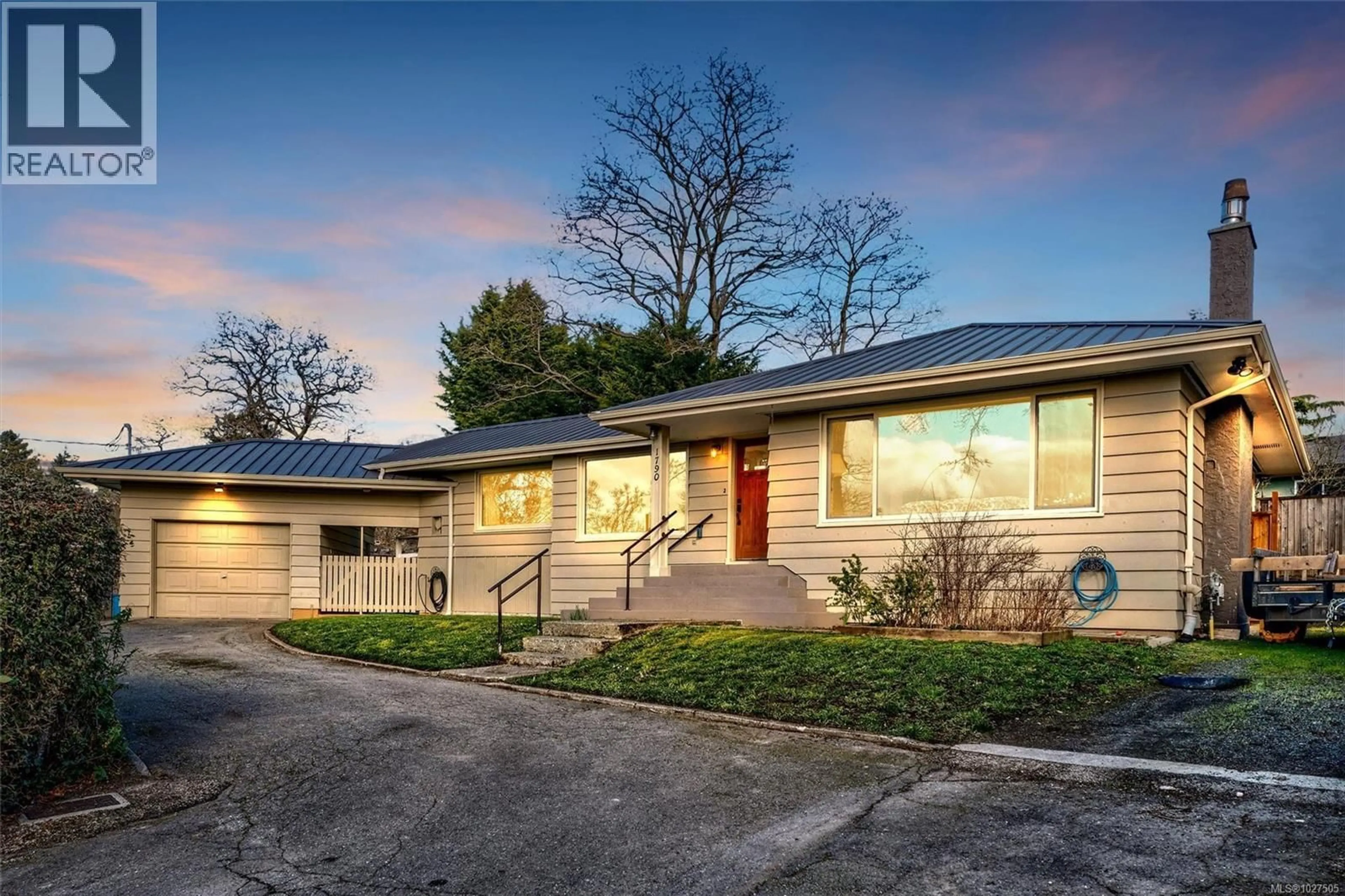 Home with vinyl exterior material, street for 1790 KEITH PLACE, Saanich British Columbia V8P1E4