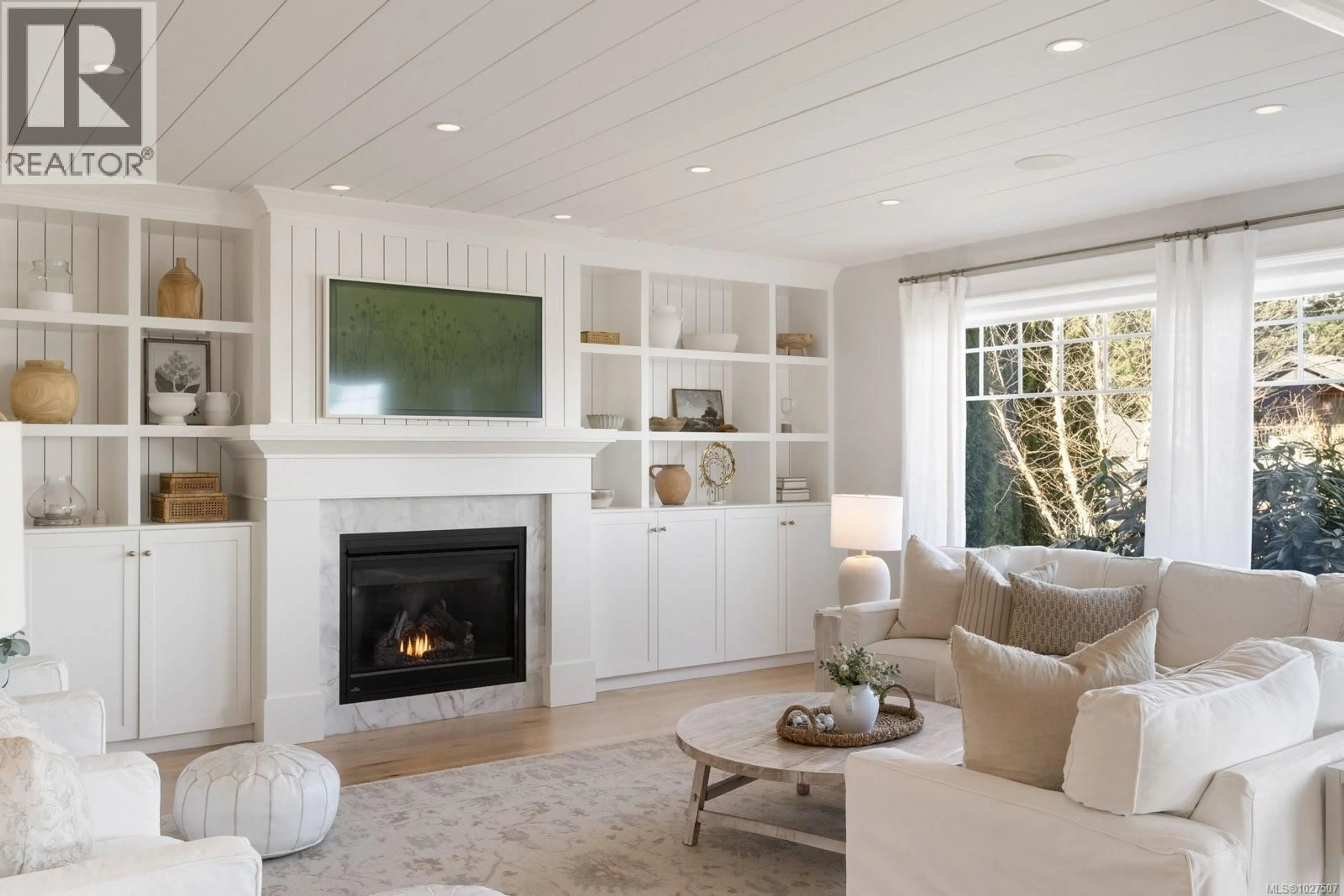 Living room with furniture, wood/laminate floor for 1701 TEXADA TERRACE, North Saanich British Columbia V8L6B1