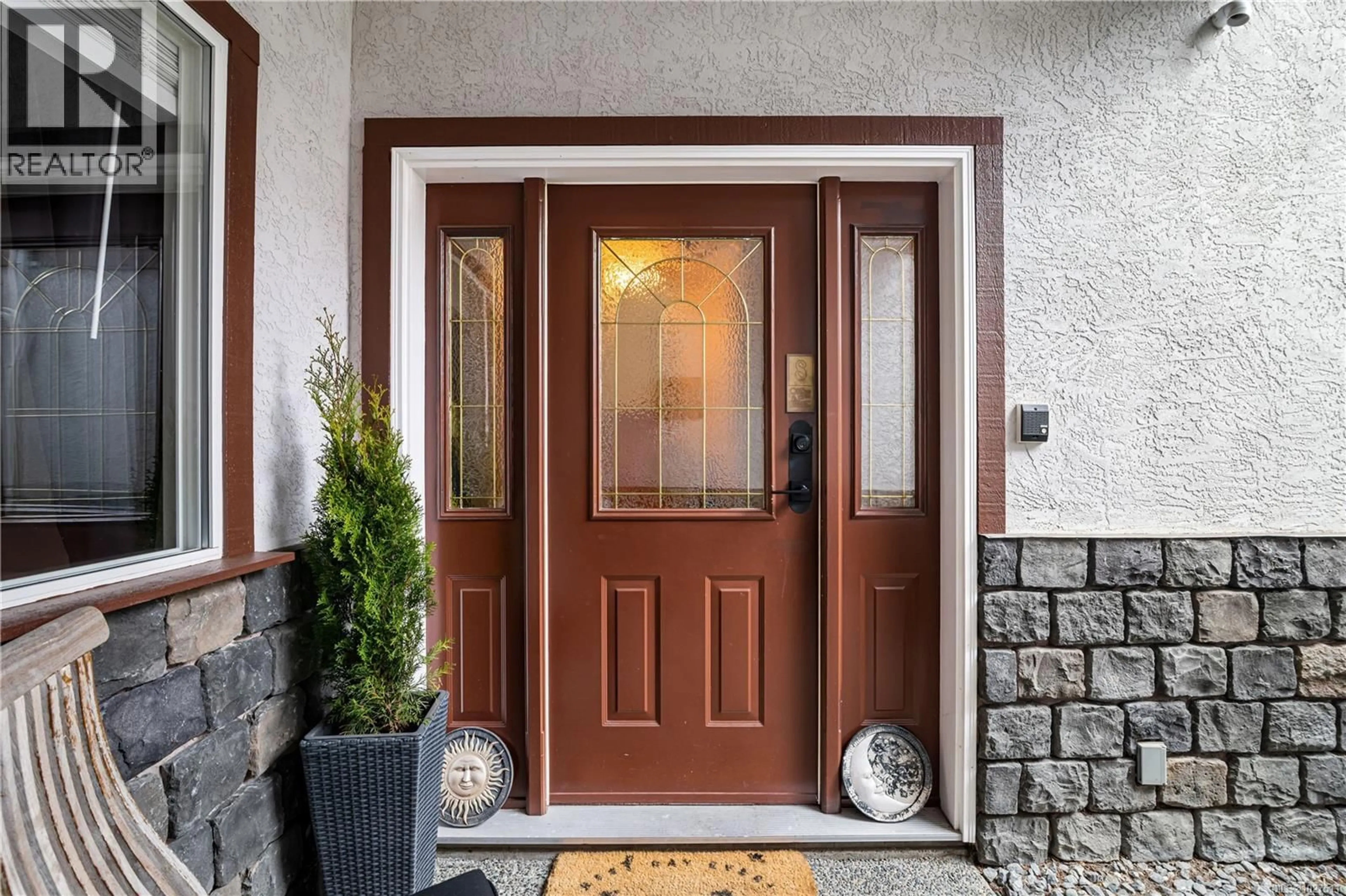 Indoor entryway for 8 - 1063 VALEWOOD TRAIL, Saanich British Columbia V8X5G5