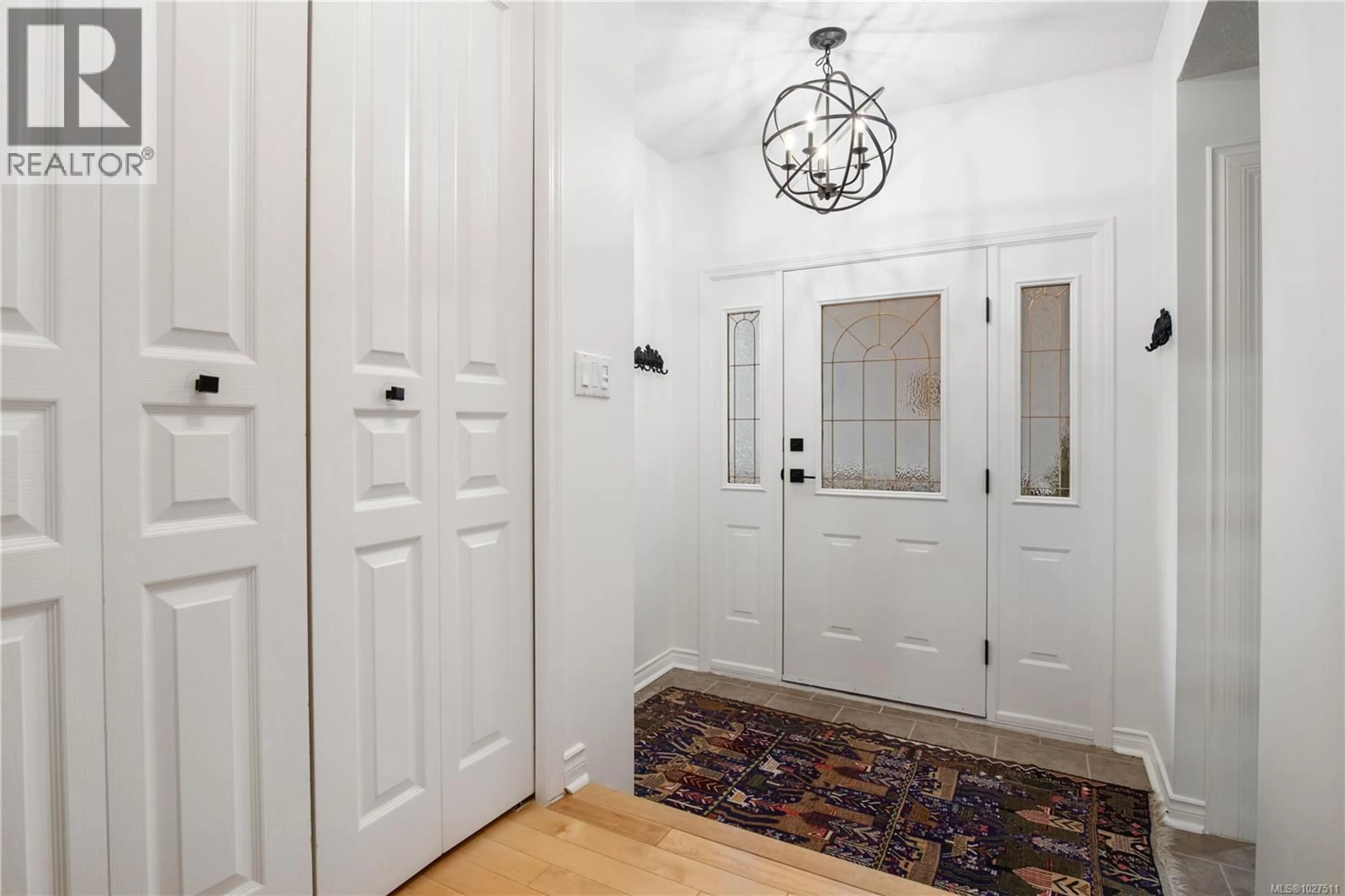 Indoor entryway for 8 - 1063 VALEWOOD TRAIL, Saanich British Columbia V8X5G5