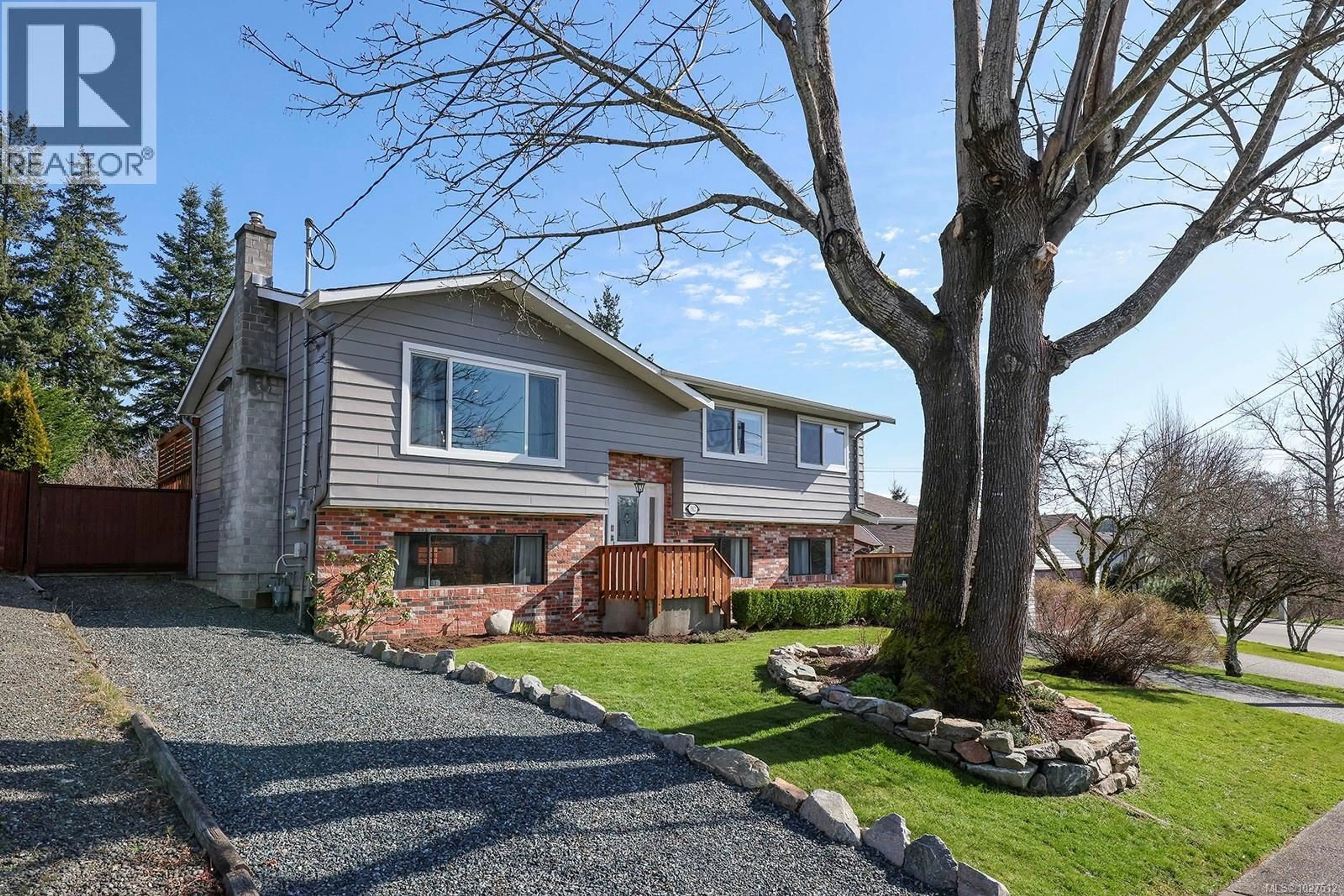 Home with vinyl exterior material, street for 512 BROOKLYN PLACE, Comox British Columbia V9M3G6