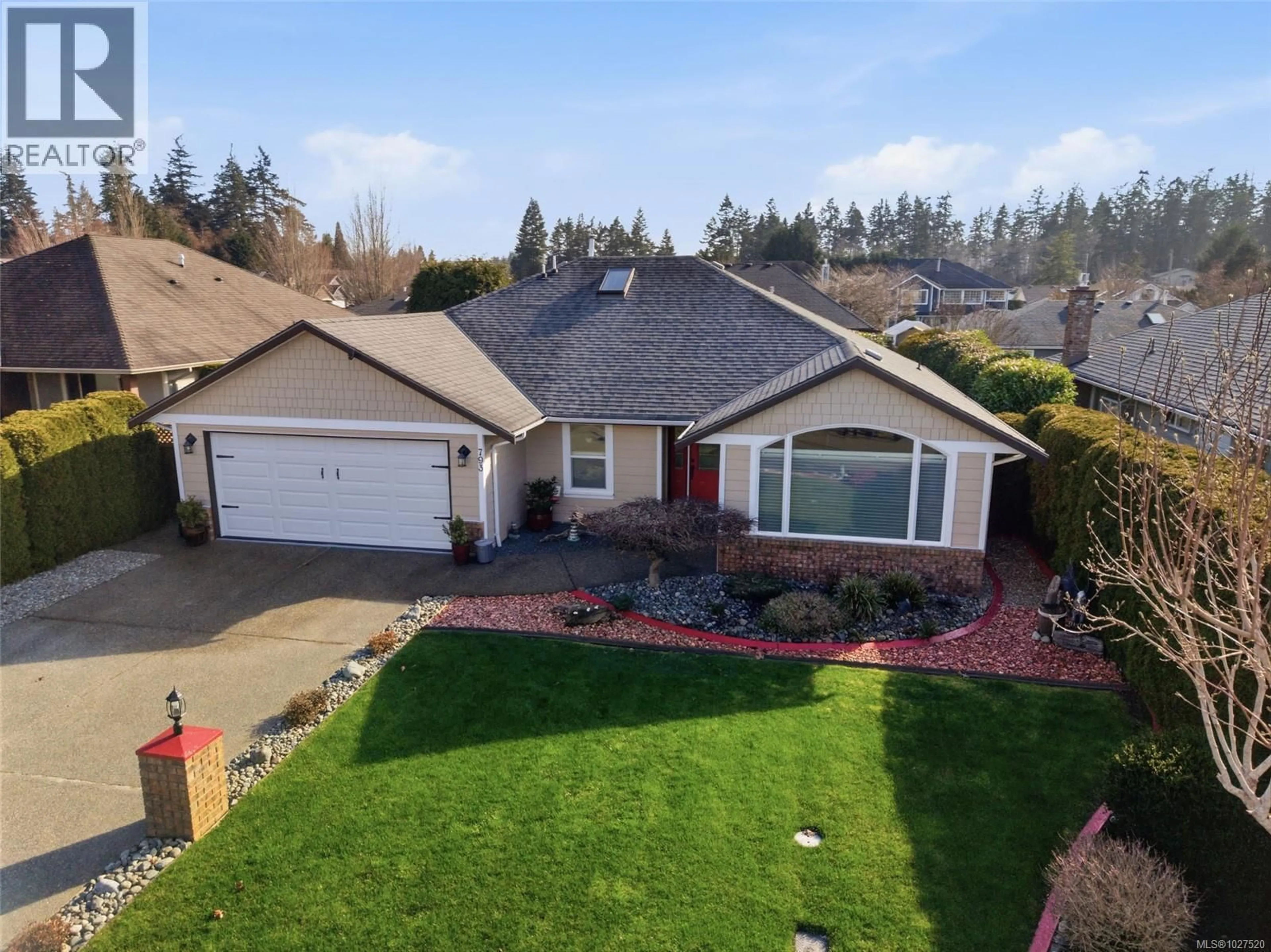 A pic from outside/outdoor area/front of a property/back of a property/a pic from drone, unknown for 793 FLETCHER AVENUE, Parksville British Columbia V9P2M2